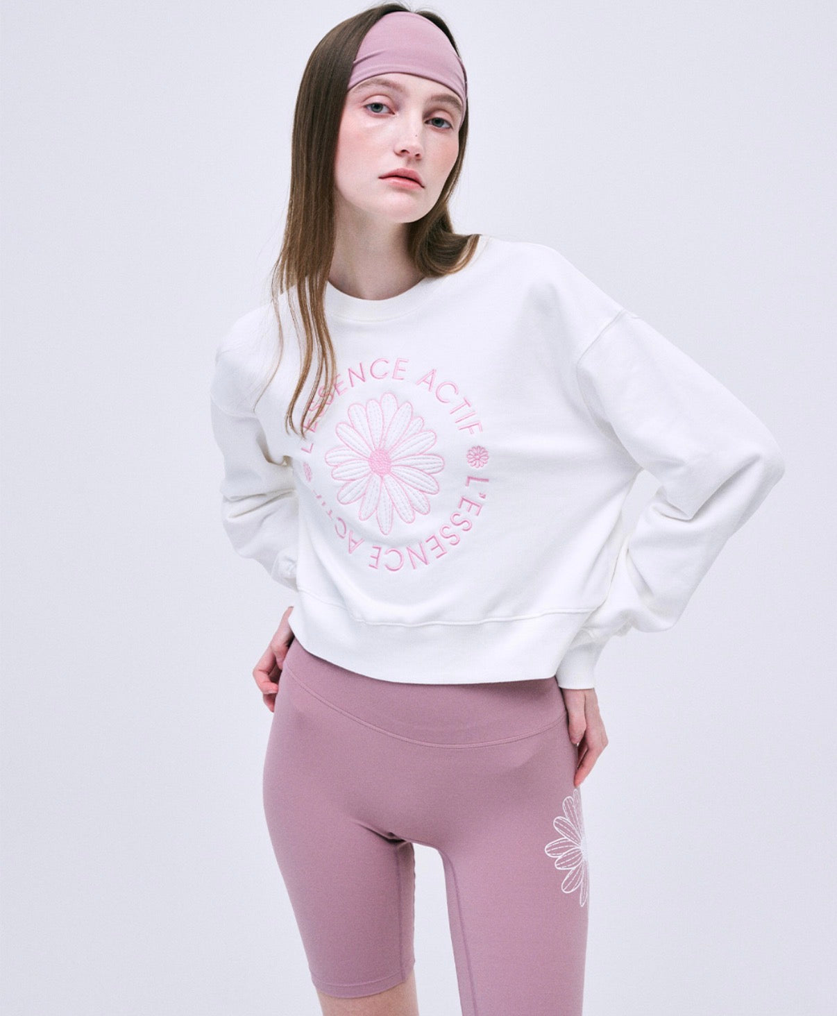 Mardi Mercredi Actif Cropped Sweatshirt Emblem Emboidered Ivory Pink One Size 韩国Actif系列 雏菊刺绣长袖短款卫衣 象牙粉 均码