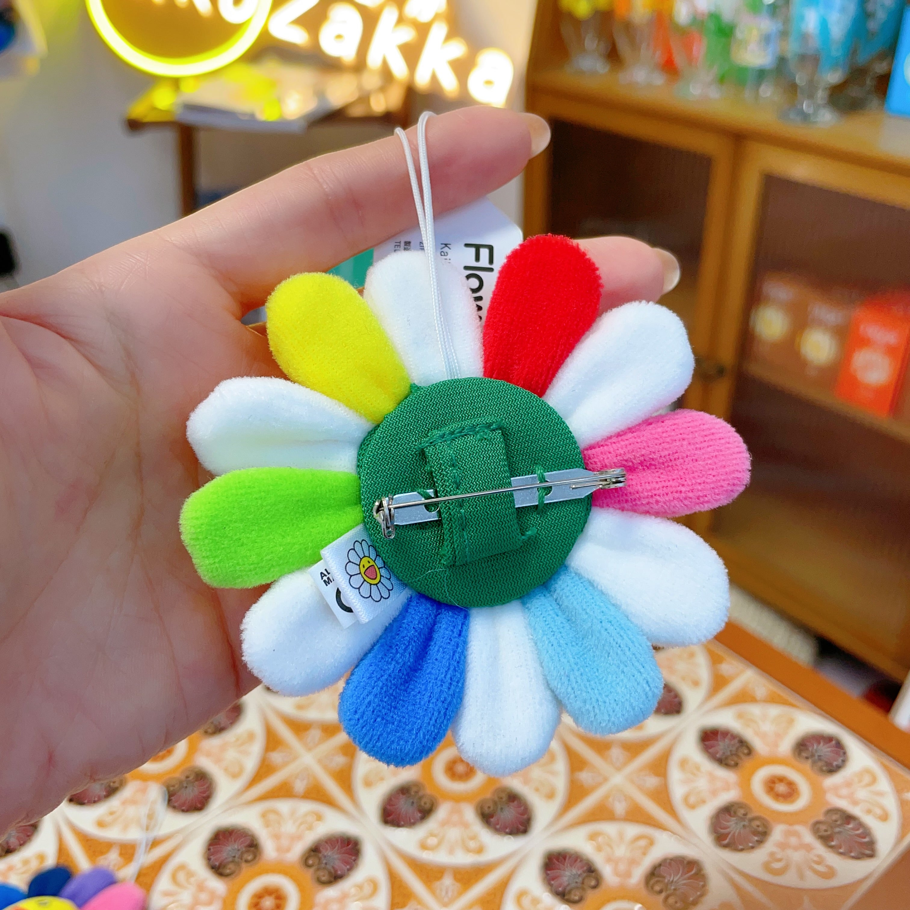 村上隆Takashi Murakami 太阳花 浅色彩虹+粉色嘴 别针款(反面为别针,可别可挂)