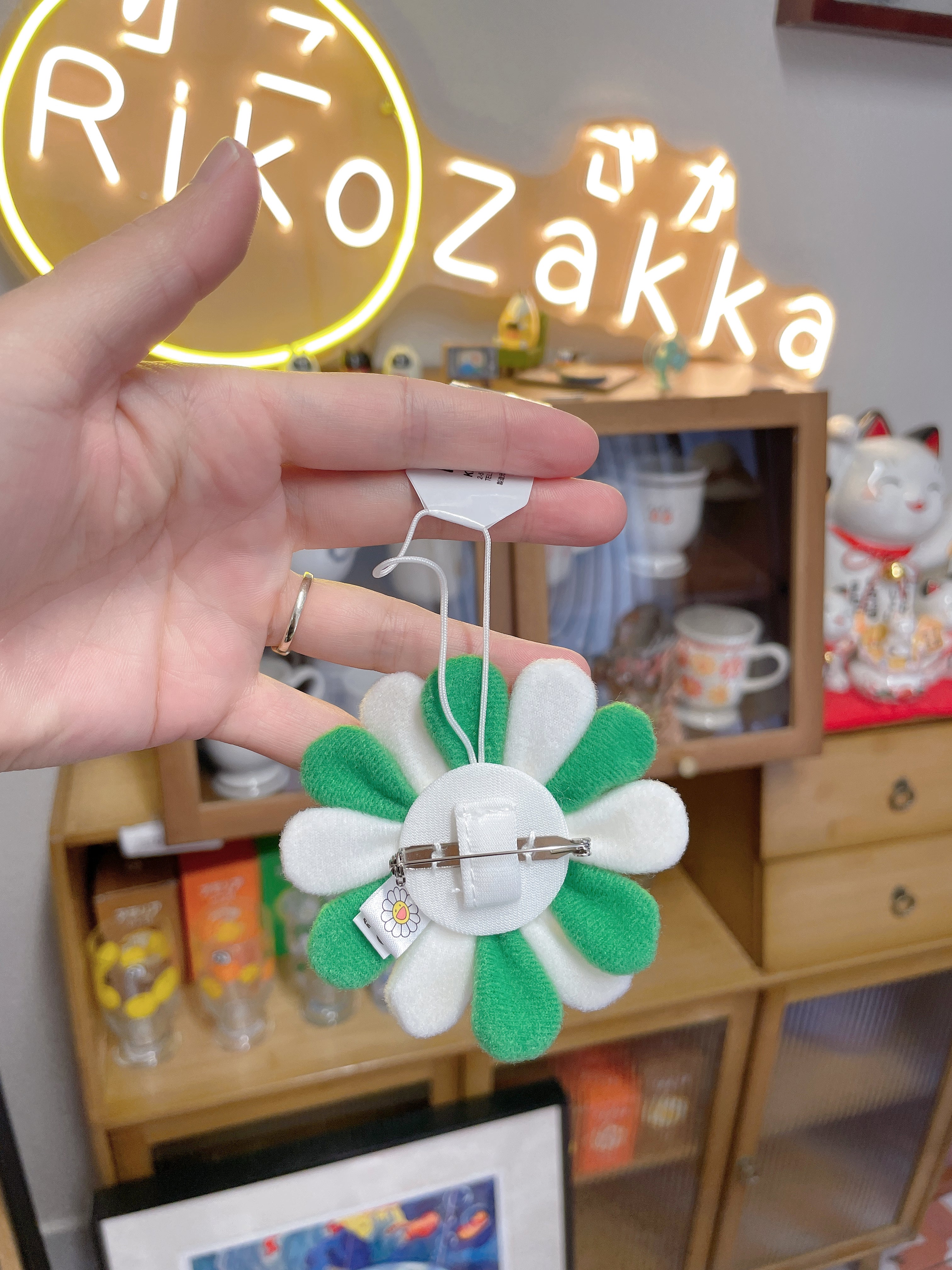 村上隆Takashi Murakami 太阳花 绿色+白色 绿嘴 别针款(反面为别针,可别可挂)