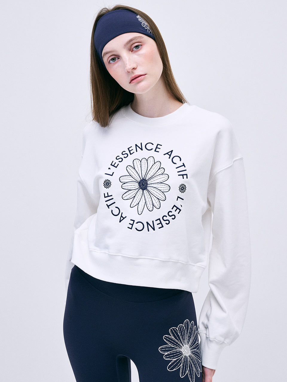 Mardi Mercredi Actif Cropped Sweatshirt Emblem Emboidered Ivory Navy One Size 韩国Actif系列 雏菊刺绣长袖短款卫衣 象牙藏蓝 均码
