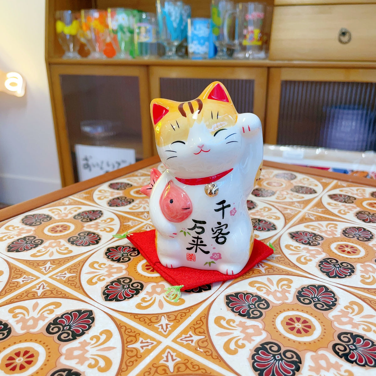 Yakushigama Hand-painted Thousand Customers Maneki Neko Lucky Cat Figurine #7742 12cm日本 薬師窯 招财猫 彩绘 千客万来 #7742 约高12cm 宽8cm
