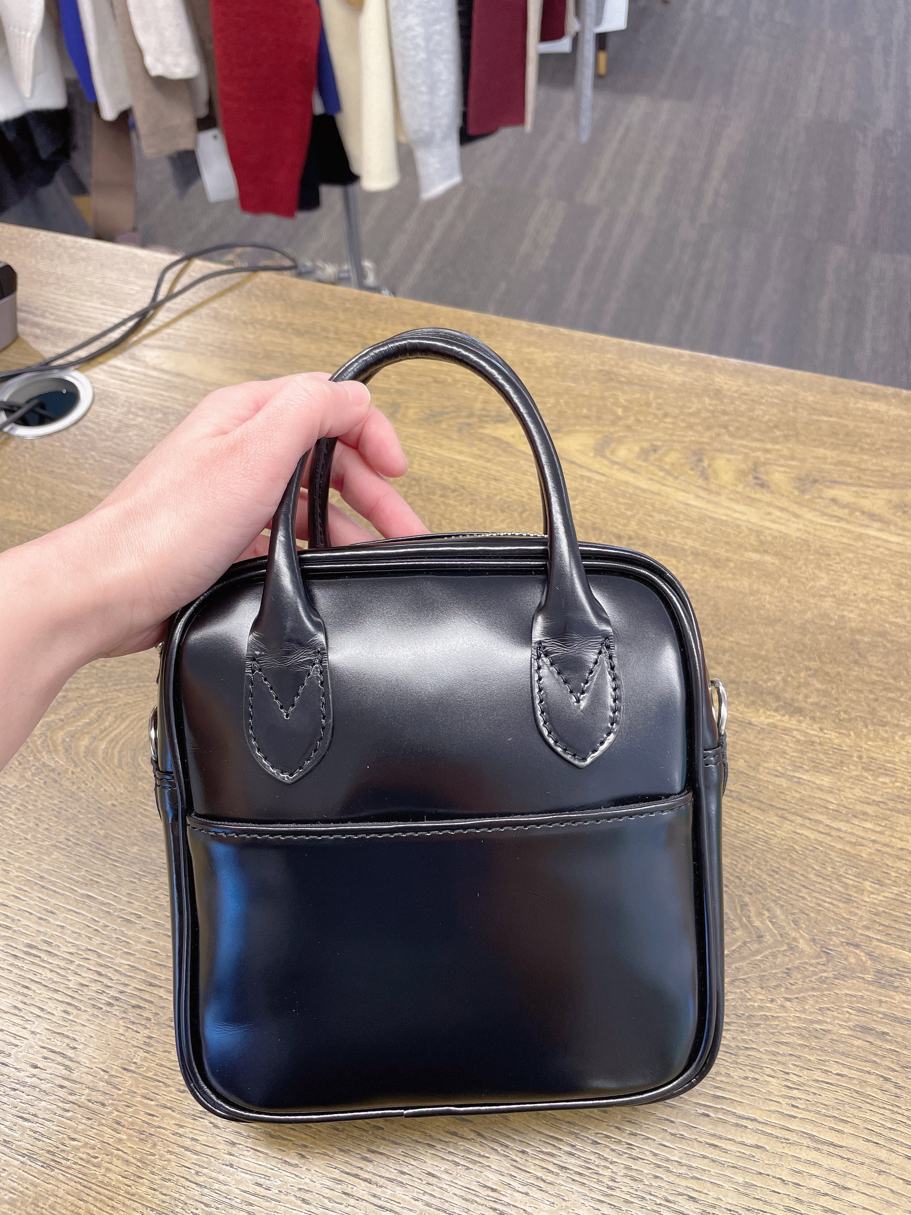 COMME des GARÇONS 川久保玲 CDG 青山限定 黑色亮面牛皮斜挎包 尺寸17.5*6*18 cm