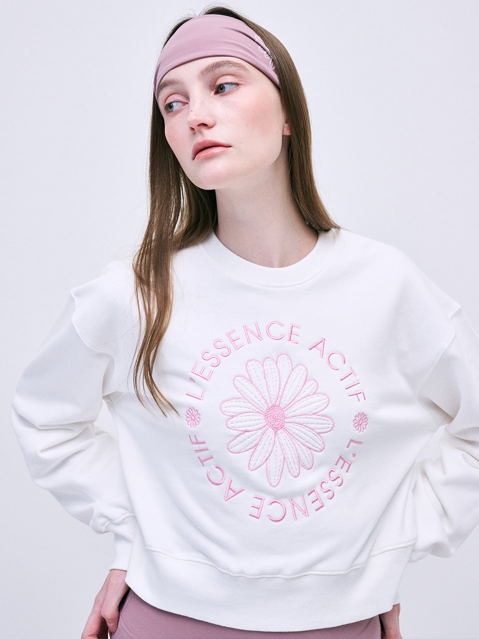 Mardi Mercredi Actif Cropped Sweatshirt Emblem Emboidered Ivory Pink One Size 韩国Actif系列 雏菊刺绣长袖短款卫衣 象牙粉 均码