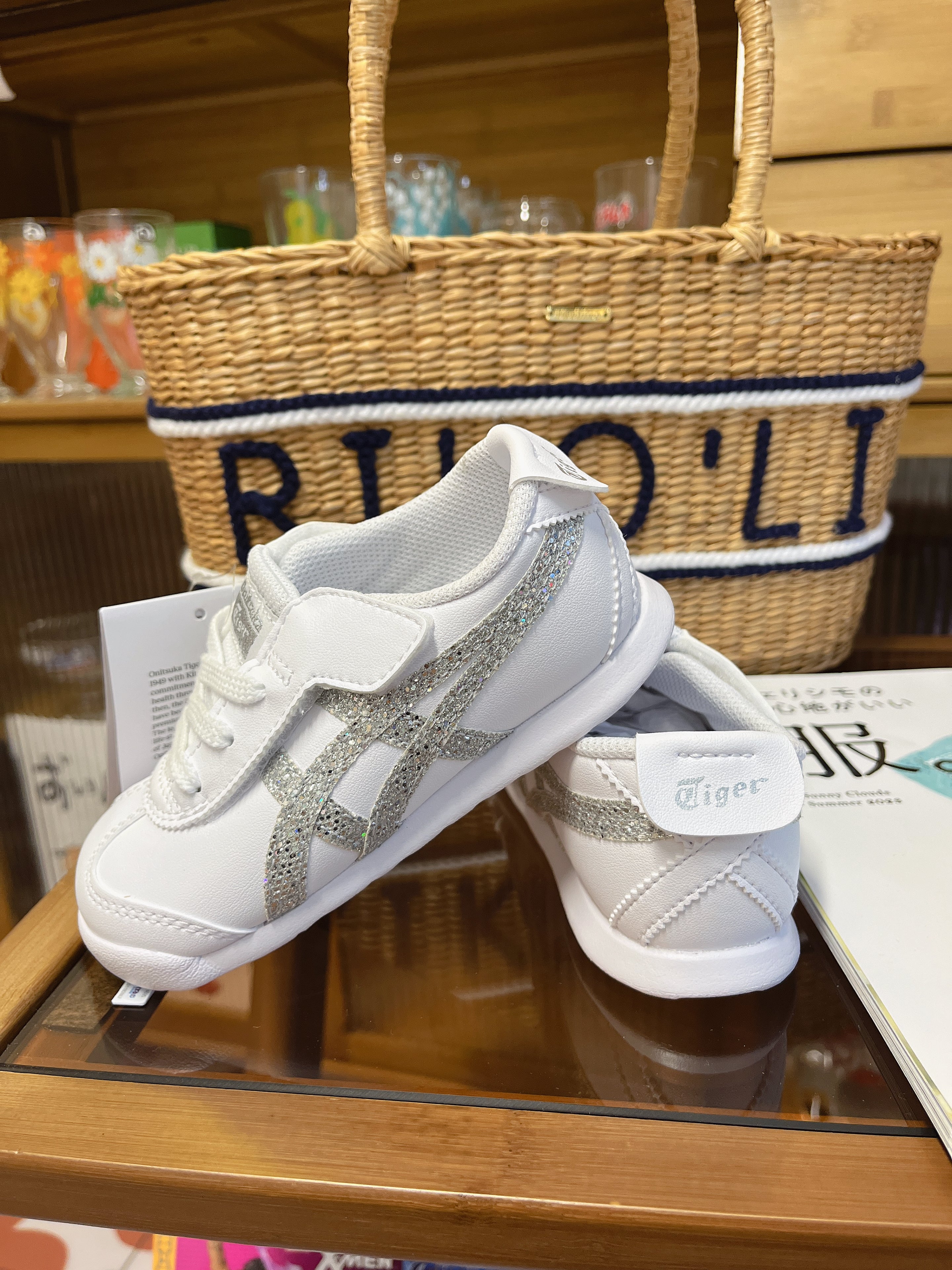 Onitsuka Tiger鬼冢虎 儿童款 银色亮片条纹 双侧开口 宽版【材质:人造革+合成纤维】