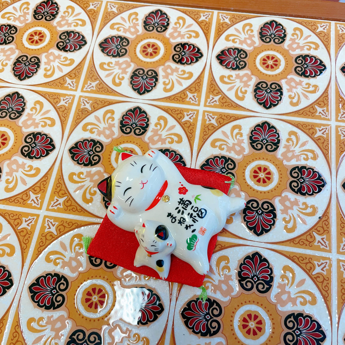 Yakushigama Hand-painted Full Fortune Mother and Child Maneki Neko Lucky Cat Figurine #7867 H4cm W10cm日本 薬師窯 招财猫 彩绘 满福母子招财猫 #7867 约高4cm 宽10cm