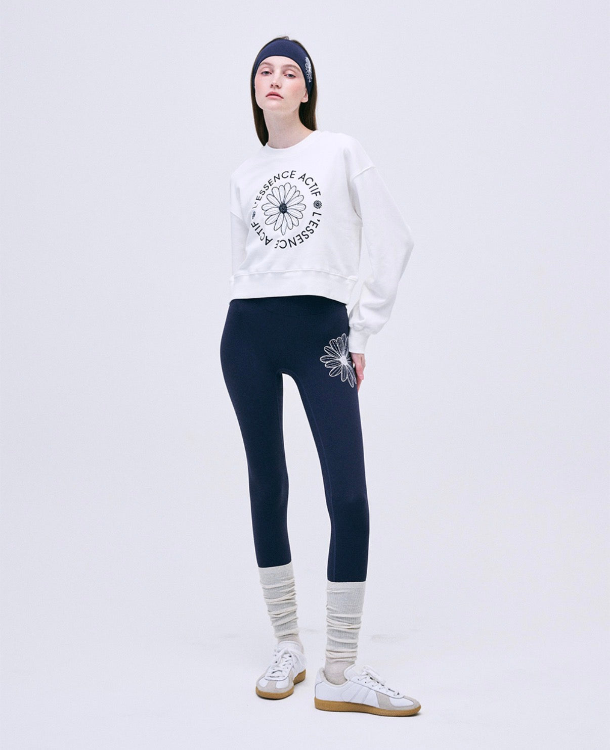 Mardi Mercredi Actif Cropped Sweatshirt Emblem Emboidered Ivory Navy One Size 韩国Actif系列 雏菊刺绣长袖短款卫衣 象牙藏蓝 均码