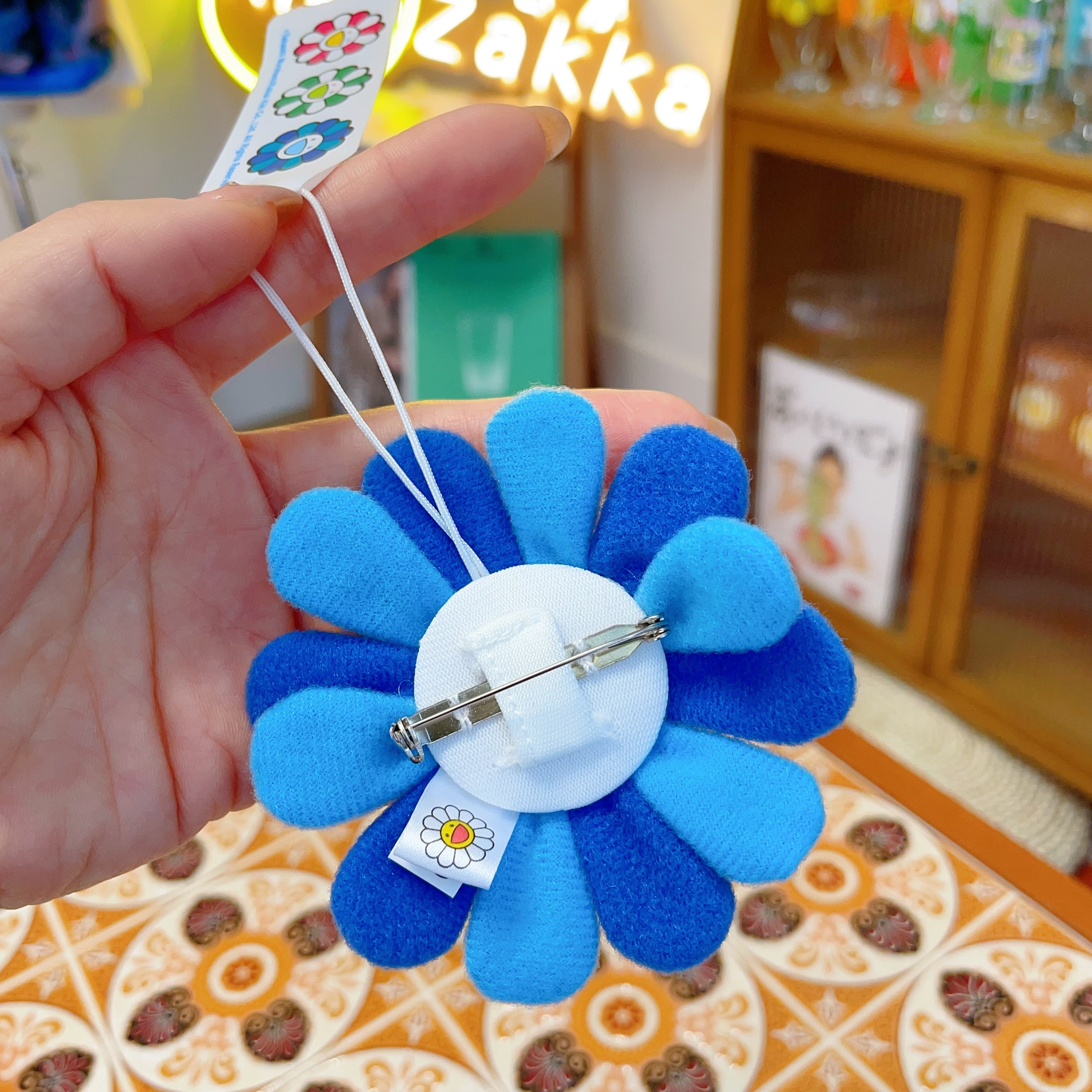 村上隆Takashi Murakami 太阳花 蓝色 别针款(反面为别针,可别可挂)