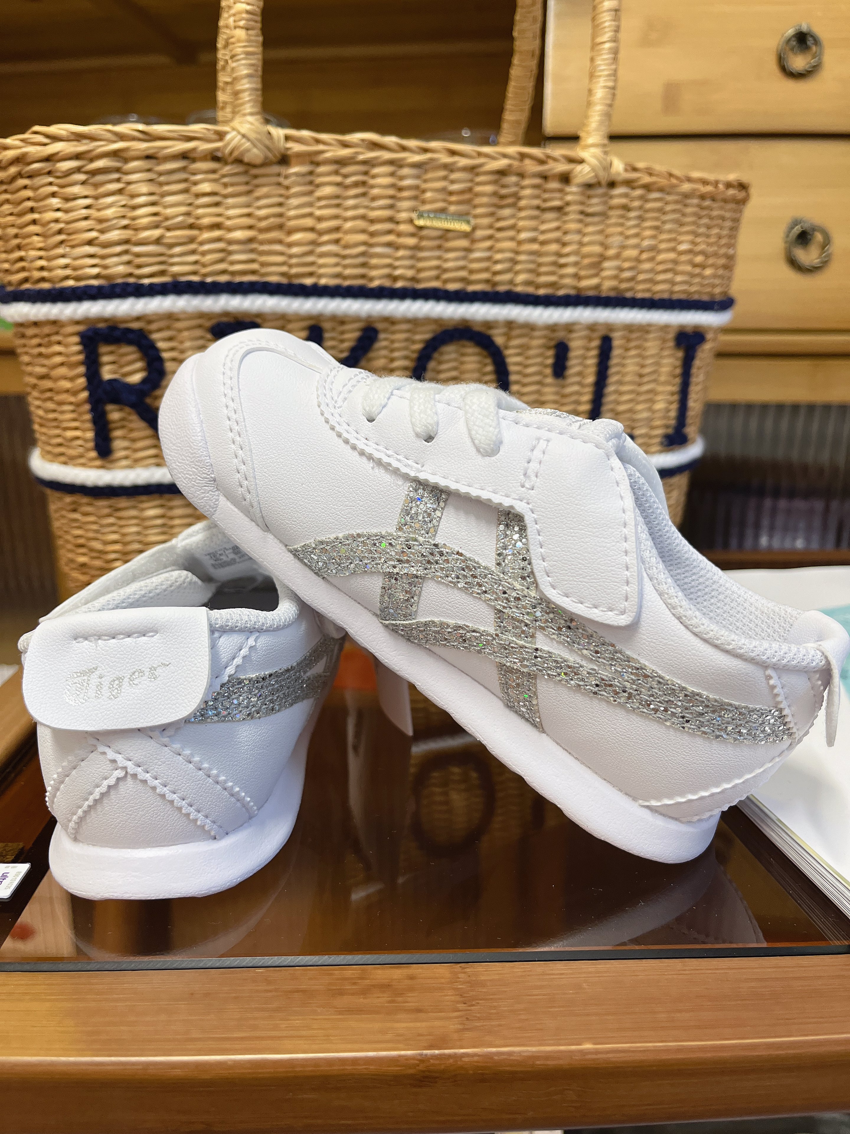 Onitsuka Tiger鬼冢虎 儿童款 银色亮片条纹 双侧开口 宽版【材质:人造革+合成纤维】