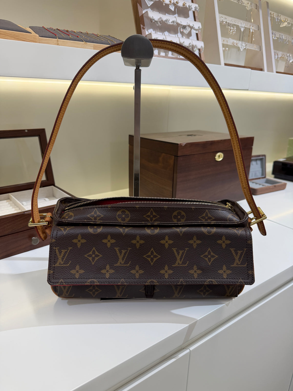 Louis Vuitton -Louis Vuitton Monogram Viva-Cite MM Level: A