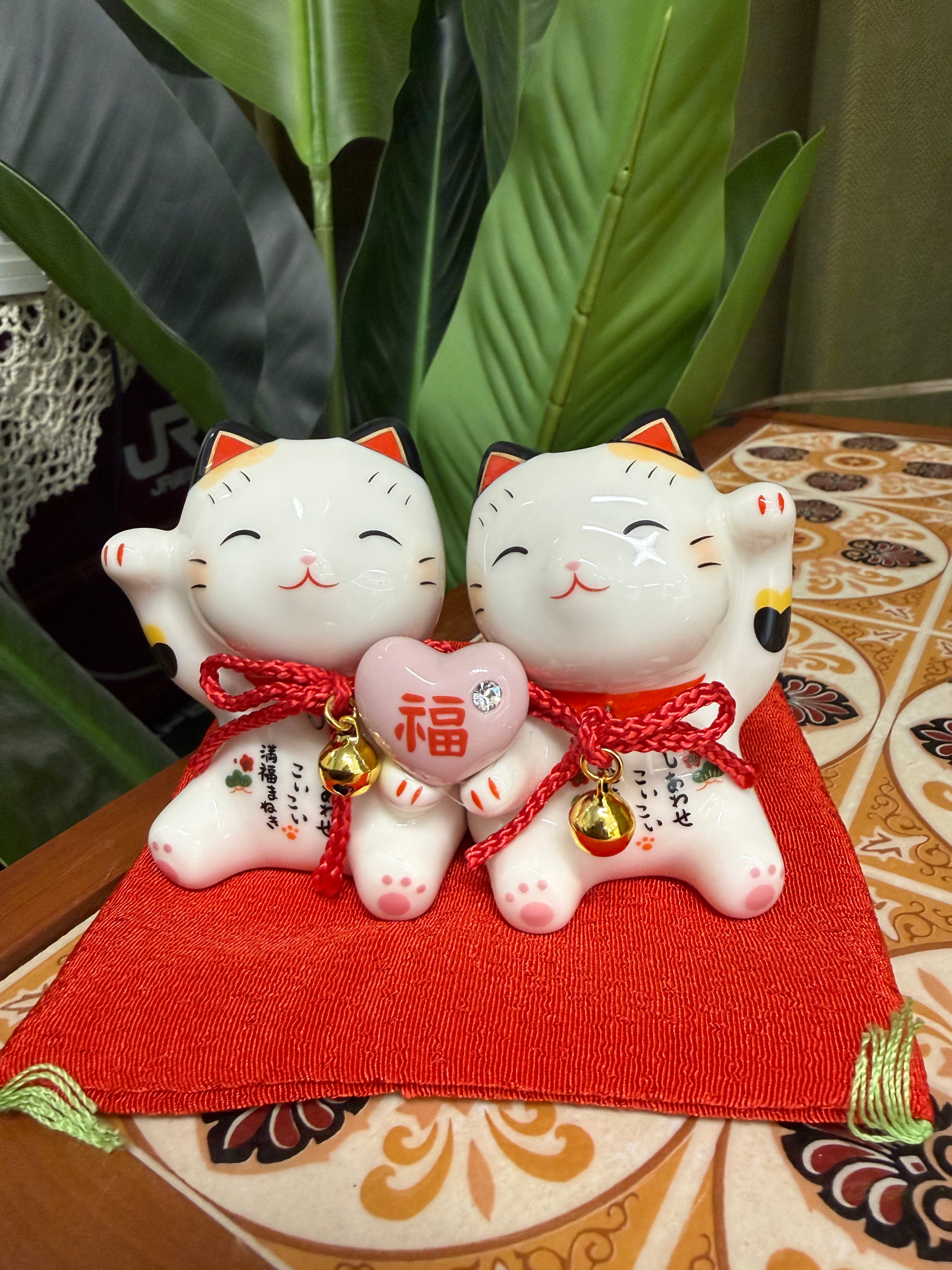 Yakushigama Hand-Painted Lucky Cat for Love & Romance (With Heart)日本 薬師窯 招财猫 彩绘 恋爱成就招财猫 (爱心福)#7549 高约7.5CM