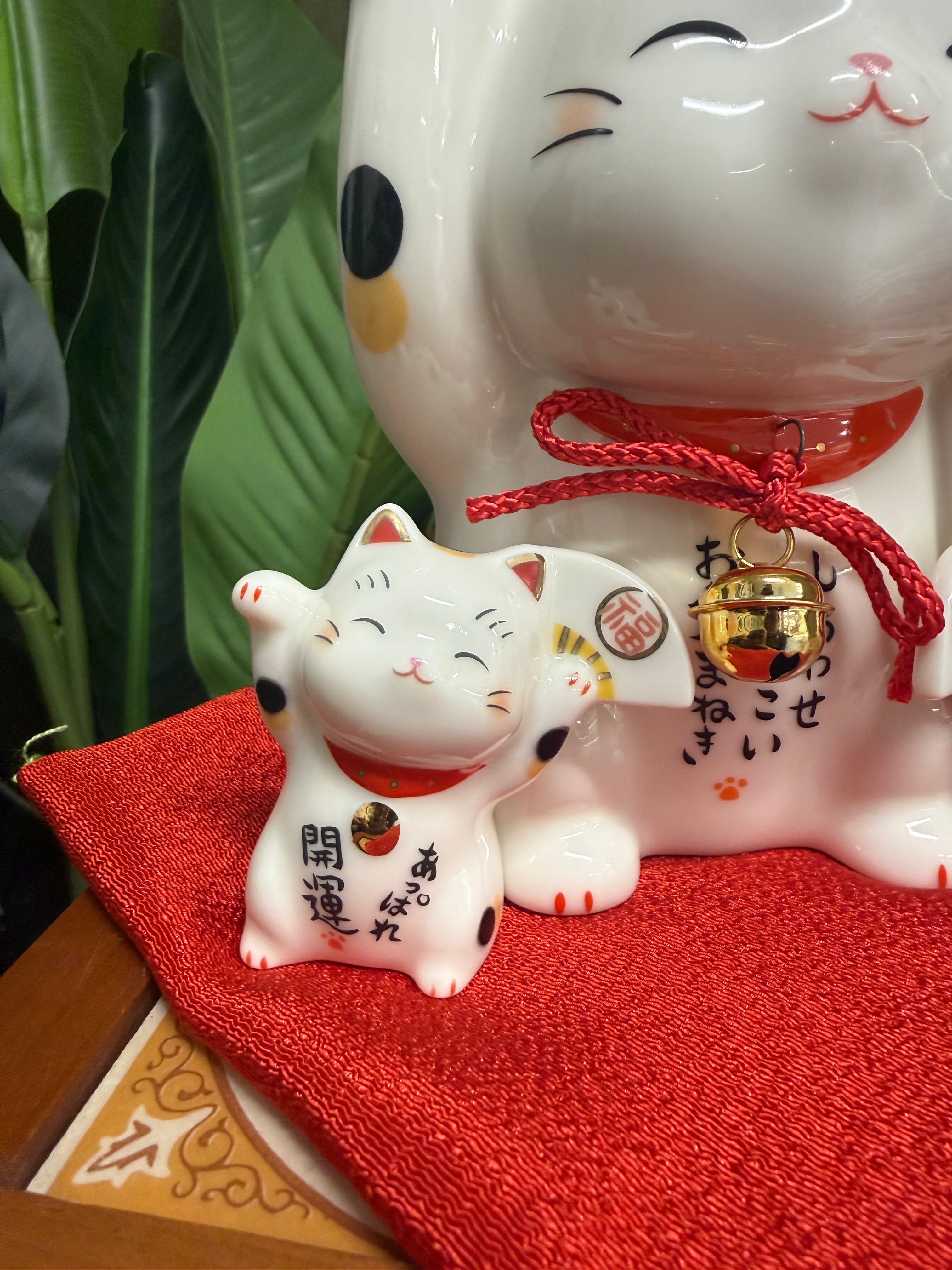 Yakushigama Ceramic Lucky Cat Figurine - Fukuzukushi / Coin Bank 日本 薬師窯 招财猫 绘金 百福/满福 招财猫(存钱罐)#7452 高约15cm