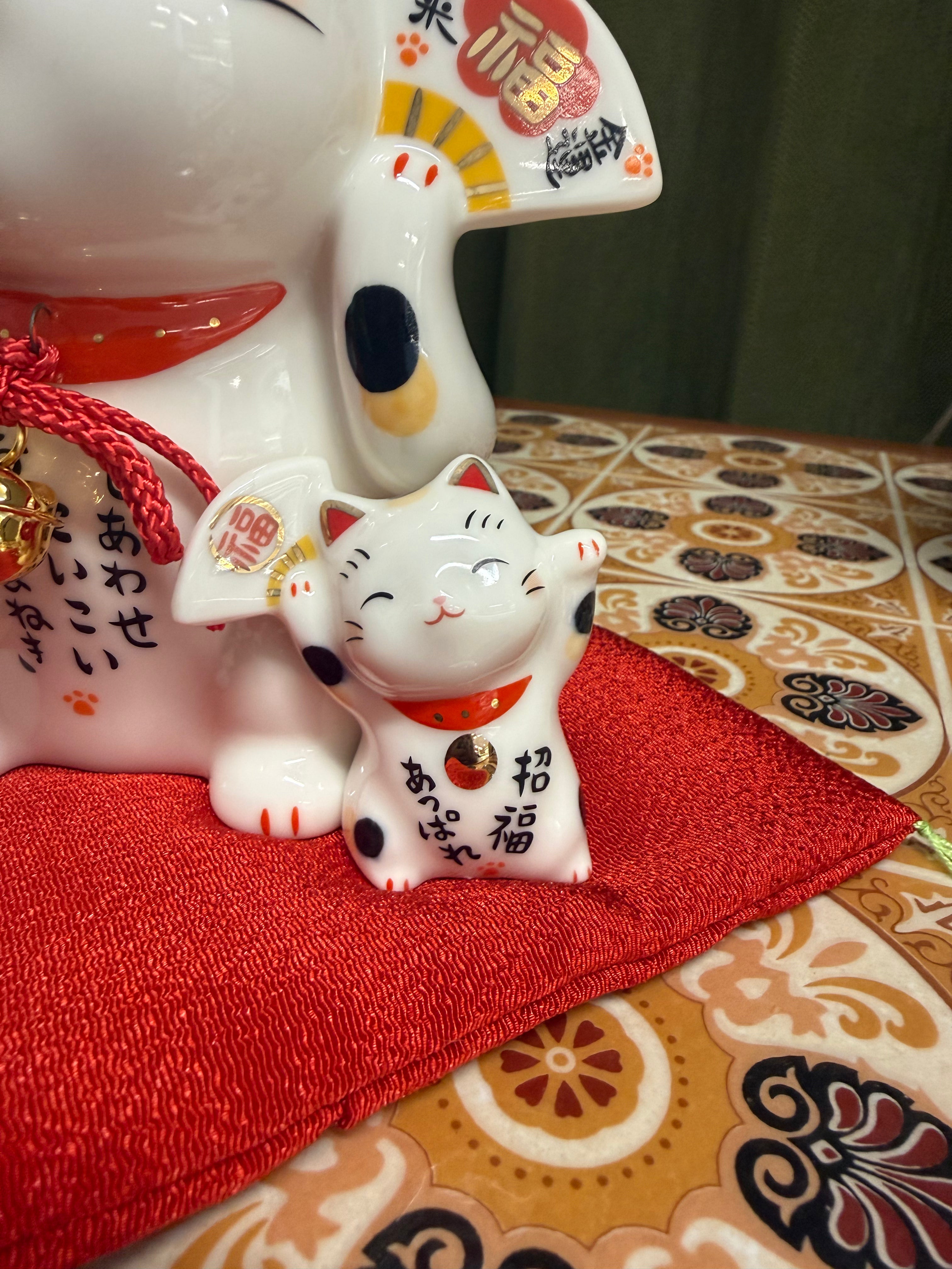 Yakushigama Ceramic Lucky Cat Figurine - Fukuzukushi / Coin Bank 日本 薬師窯 招财猫 绘金 百福/满福 招财猫(存钱罐)#7452 高约15cm