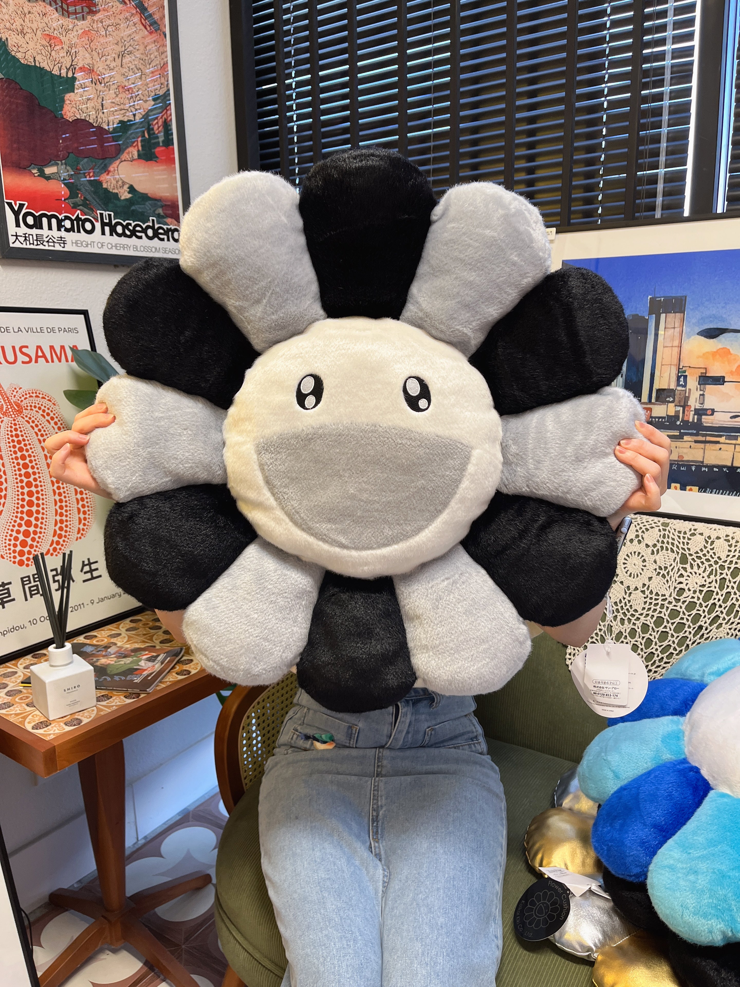 村上隆Takashi Murakami 太阳花抱枕 Flower Cushion Grey&Black 60cm