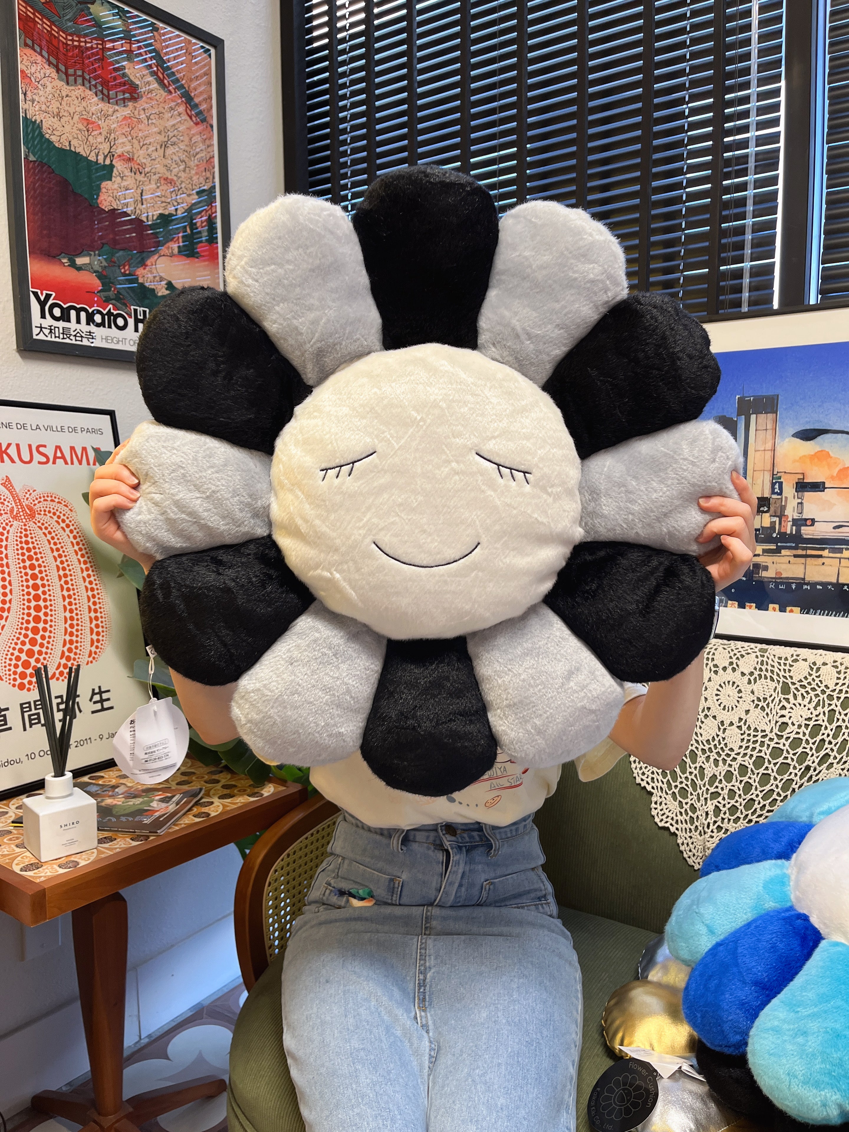 村上隆Takashi Murakami 太阳花抱枕 Flower Cushion Grey&Black 60cm