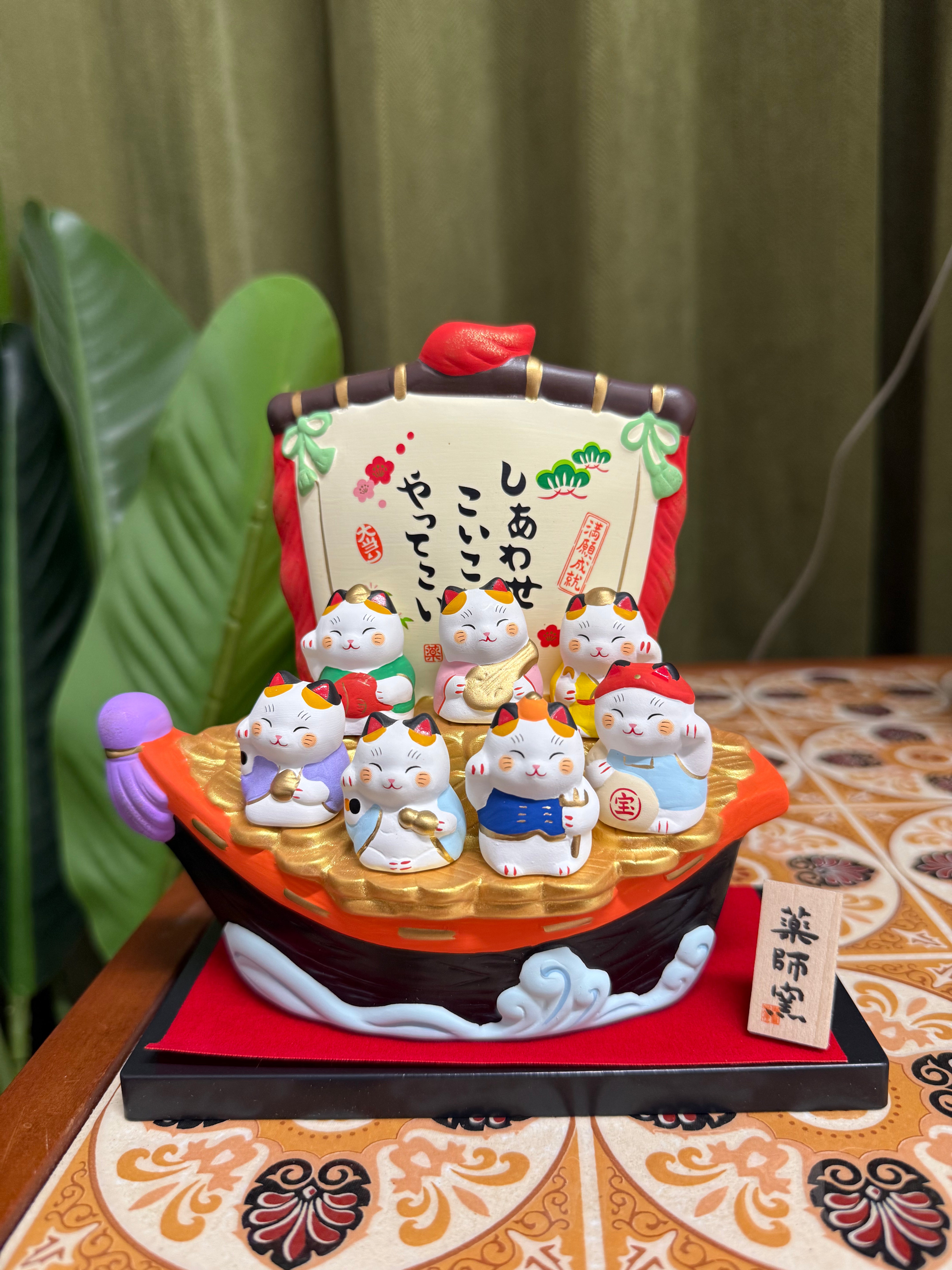 Yakushigama Nishiki Seven Lucky Gods Maneki Neko Treasure Ship日本 薬師窯 招财猫 彩绘 七福神招财猫(宝船) #7899 高约14.5cm