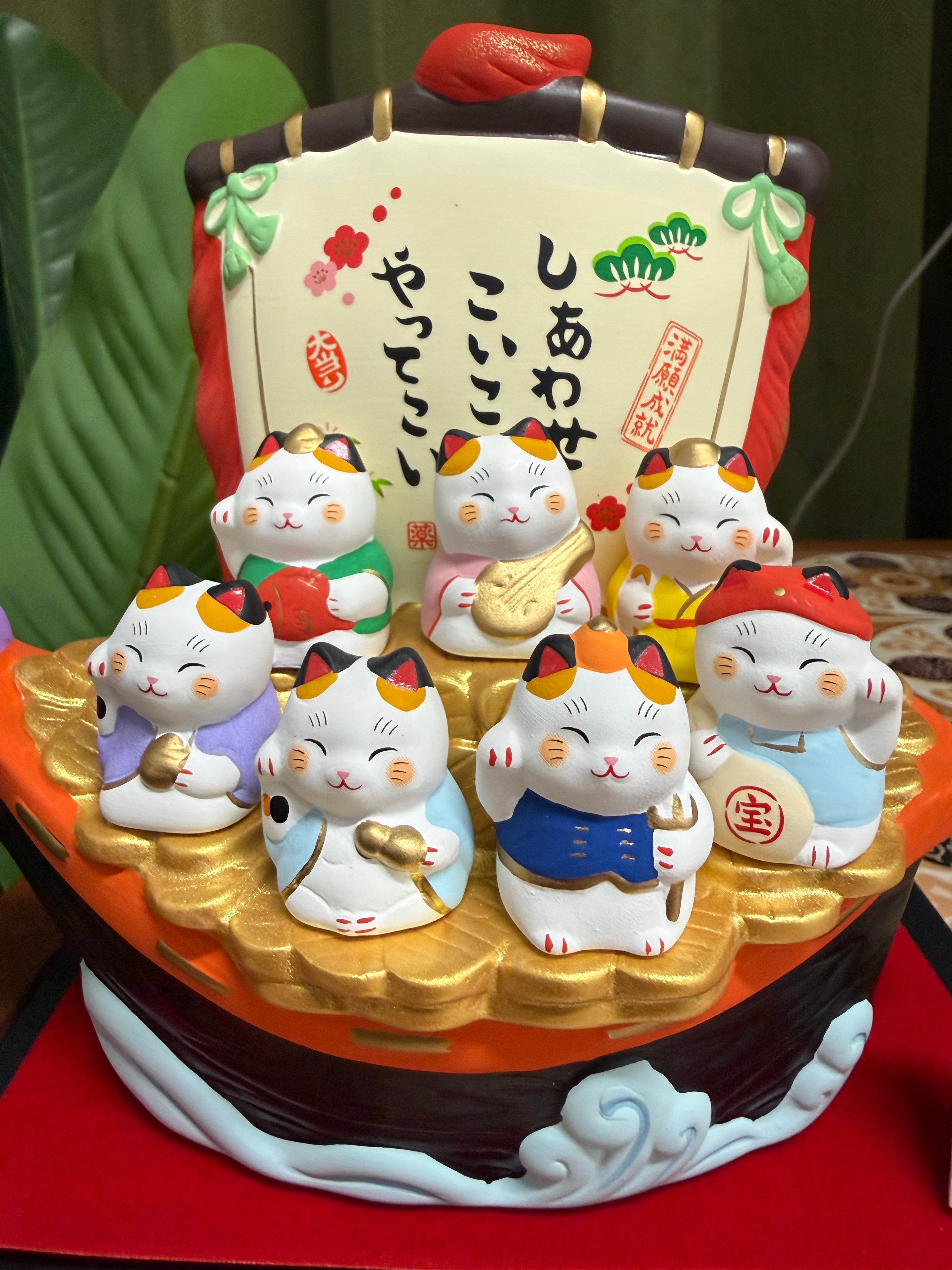 Yakushigama Nishiki Seven Lucky Gods Maneki Neko Treasure Ship日本 薬師窯 招财猫 彩绘 七福神招财猫(宝船) #7899 高约14.5cm