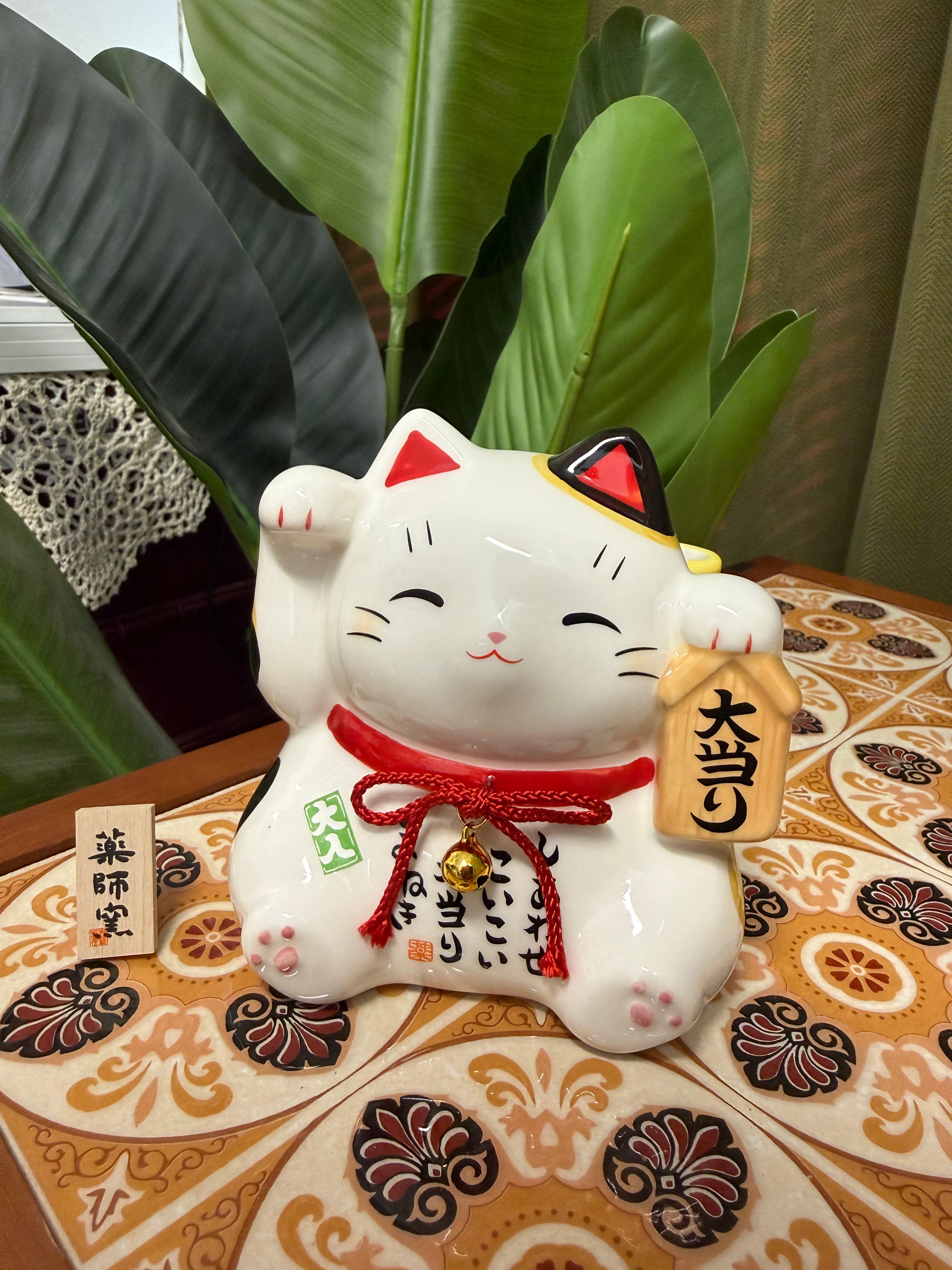 Yakushigama Coloring Bunch Maneki Cat (White) Lottery Piggy Bank日本 薬師窯 招财猫 彩绘 中大奖 招财猫 彩券置物存钱筒(白)#7331 高约11cm