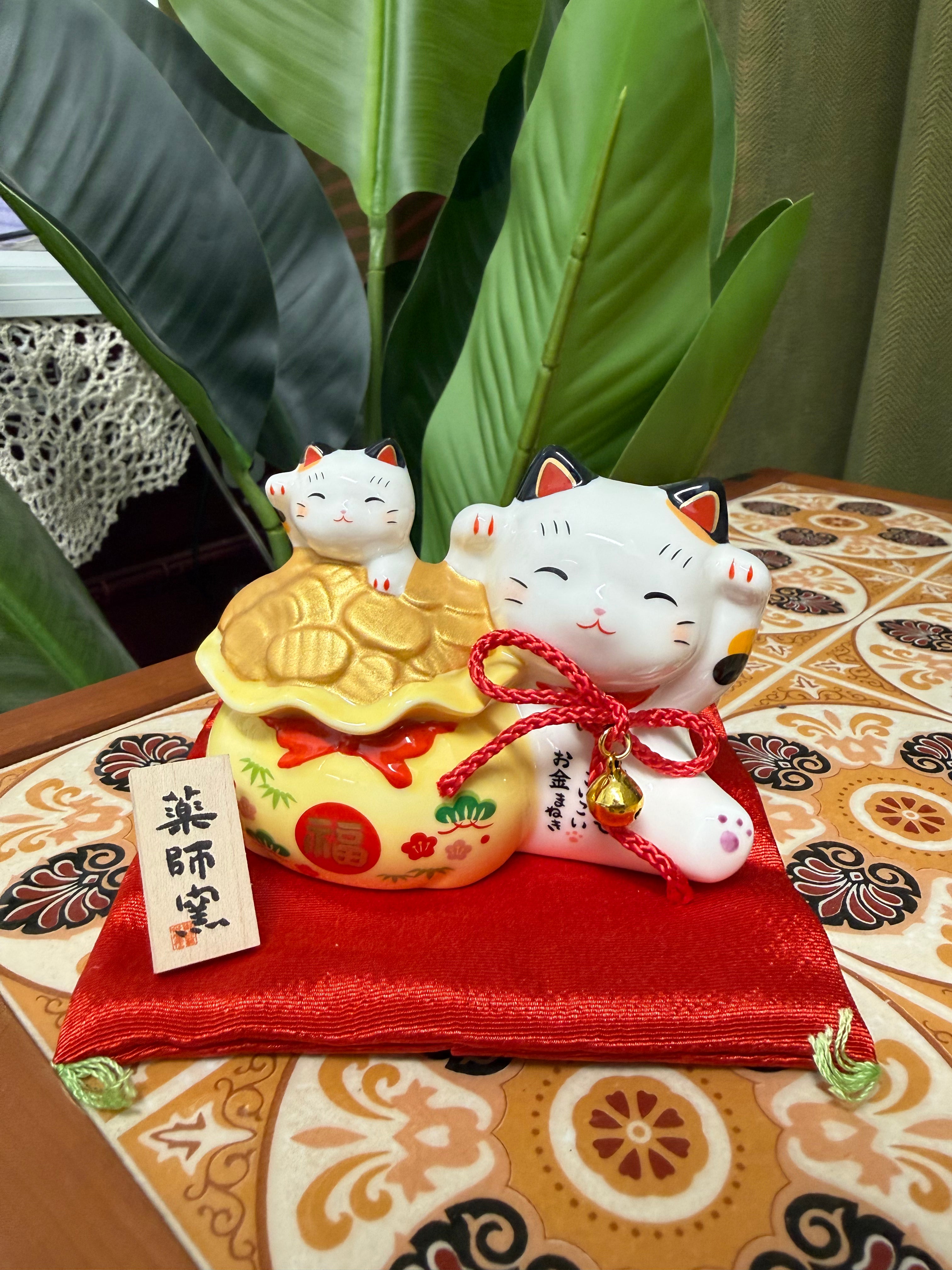 Yakushigama Enman Parent & Child Treasure Bag Maneki Neko日本 薬師窯 招财猫 彩绘 圆满宝袋招财猫(宝袋·亲子)#7894 高约7.5cm