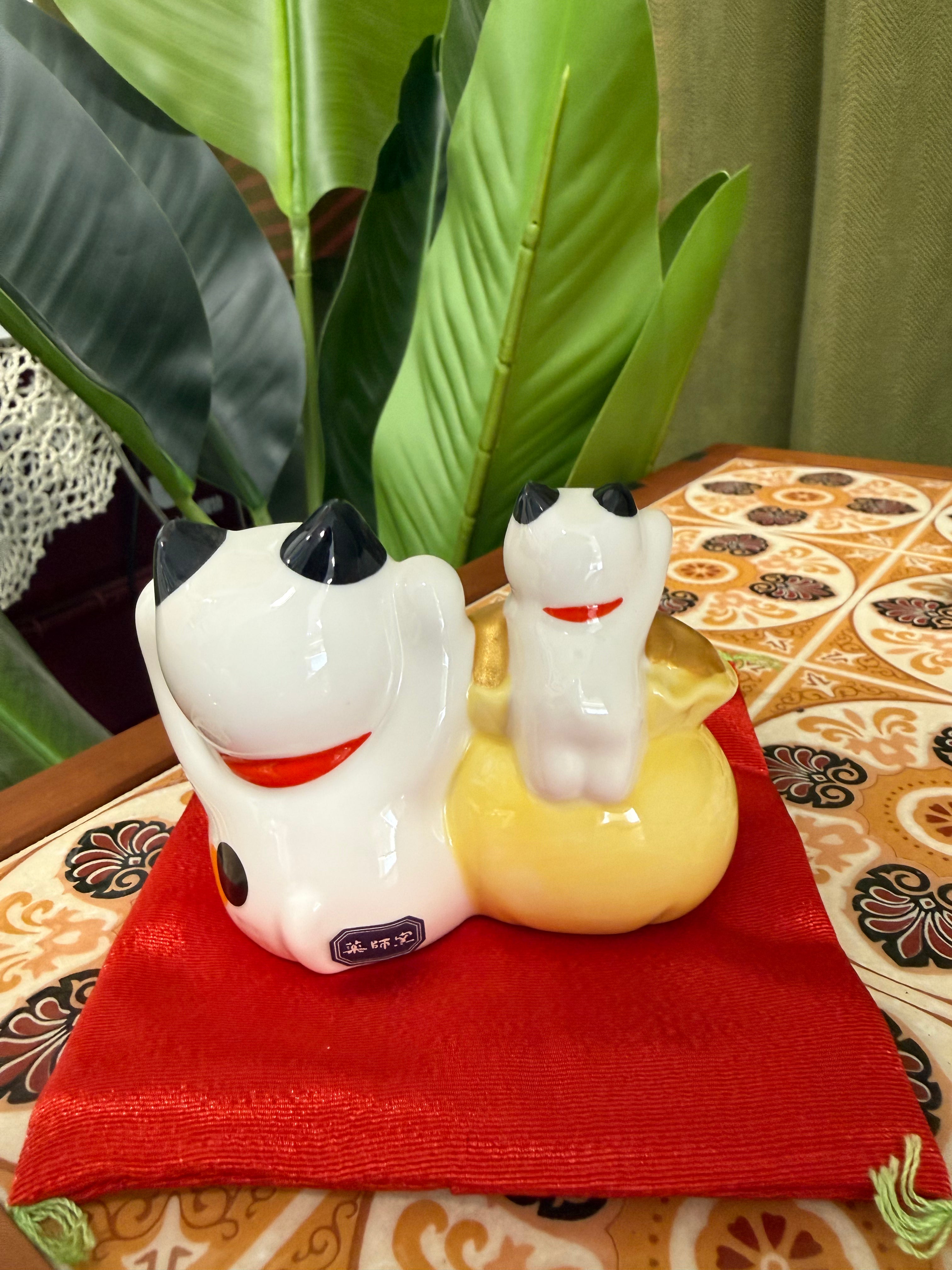 Yakushigama Enman Parent & Child Treasure Bag Maneki Neko日本 薬師窯 招财猫 彩绘 圆满宝袋招财猫(宝袋·亲子)#7894 高约7.5cm