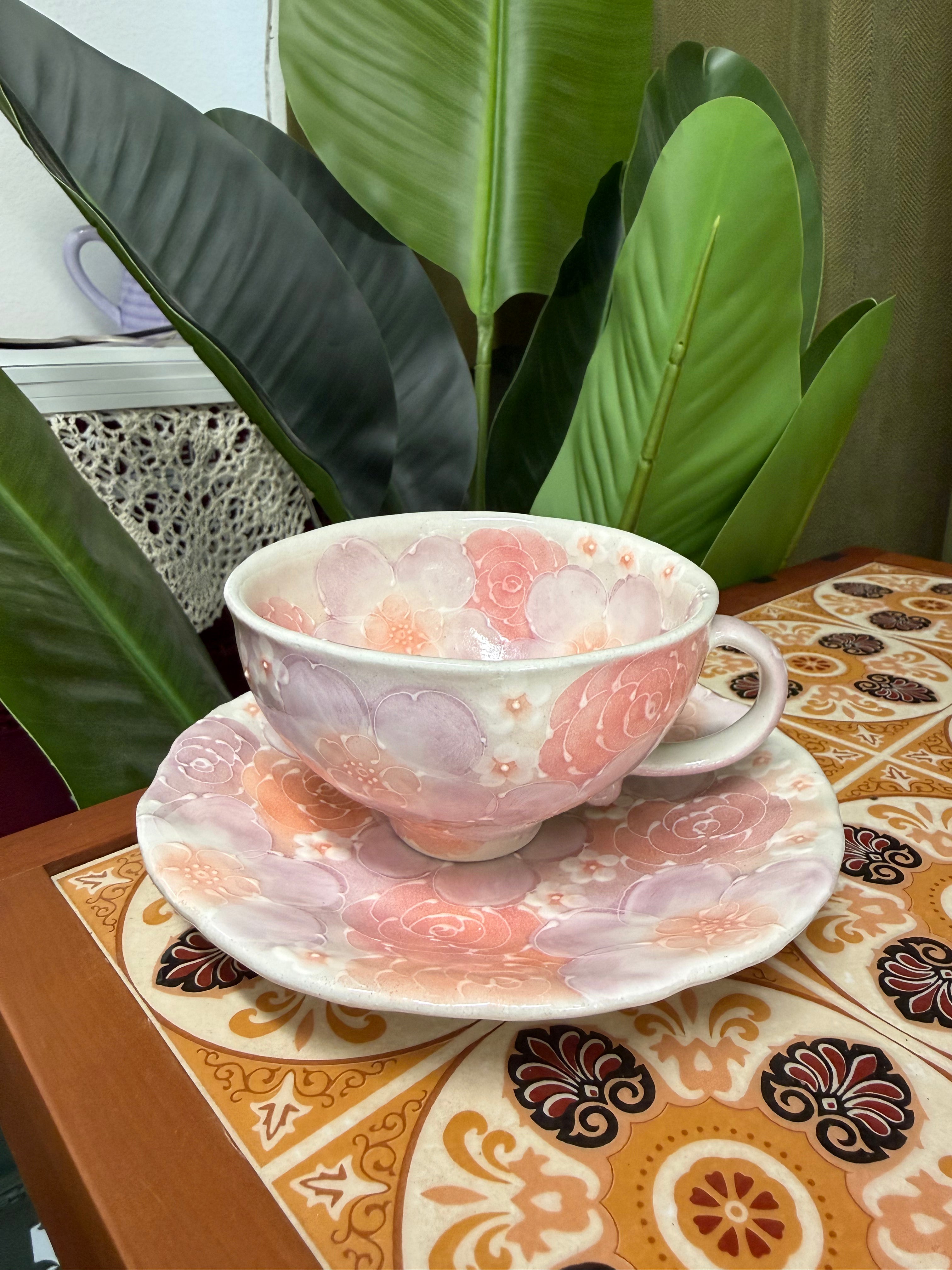 Seto-yaki Kobo Yuzuriha "Yusai Benibana" Hand-painted Coffee Cup and Saucer 日本 濑户烧 工房风花“釉彩红花”手作彩绘陶瓷咖啡杯碟套装 #49173