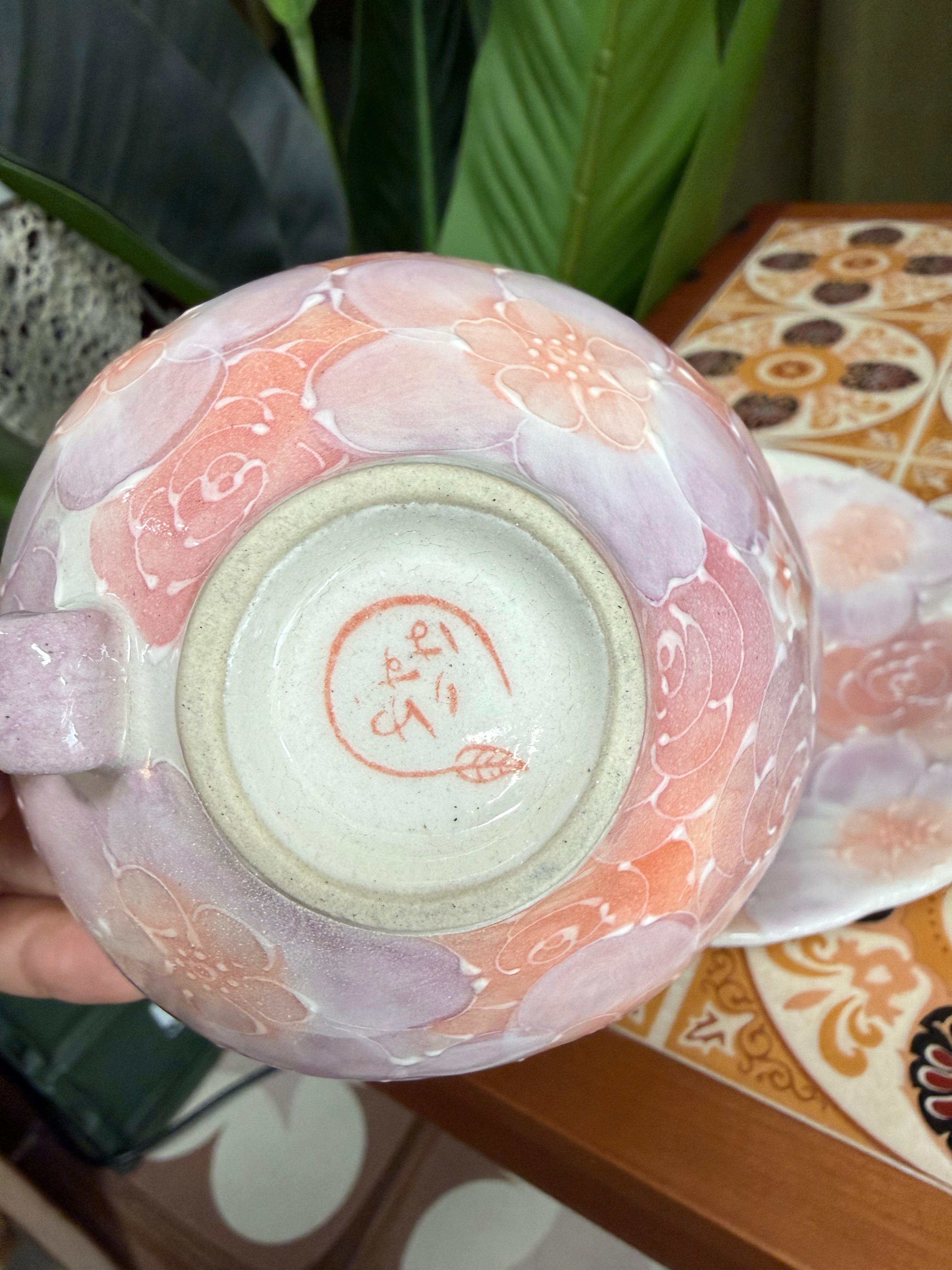 Seto-yaki Kobo Yuzuriha "Yusai Benibana" Hand-painted Coffee Cup and Saucer 日本 濑户烧 工房风花“釉彩红花”手作彩绘陶瓷咖啡杯碟套装 #49173