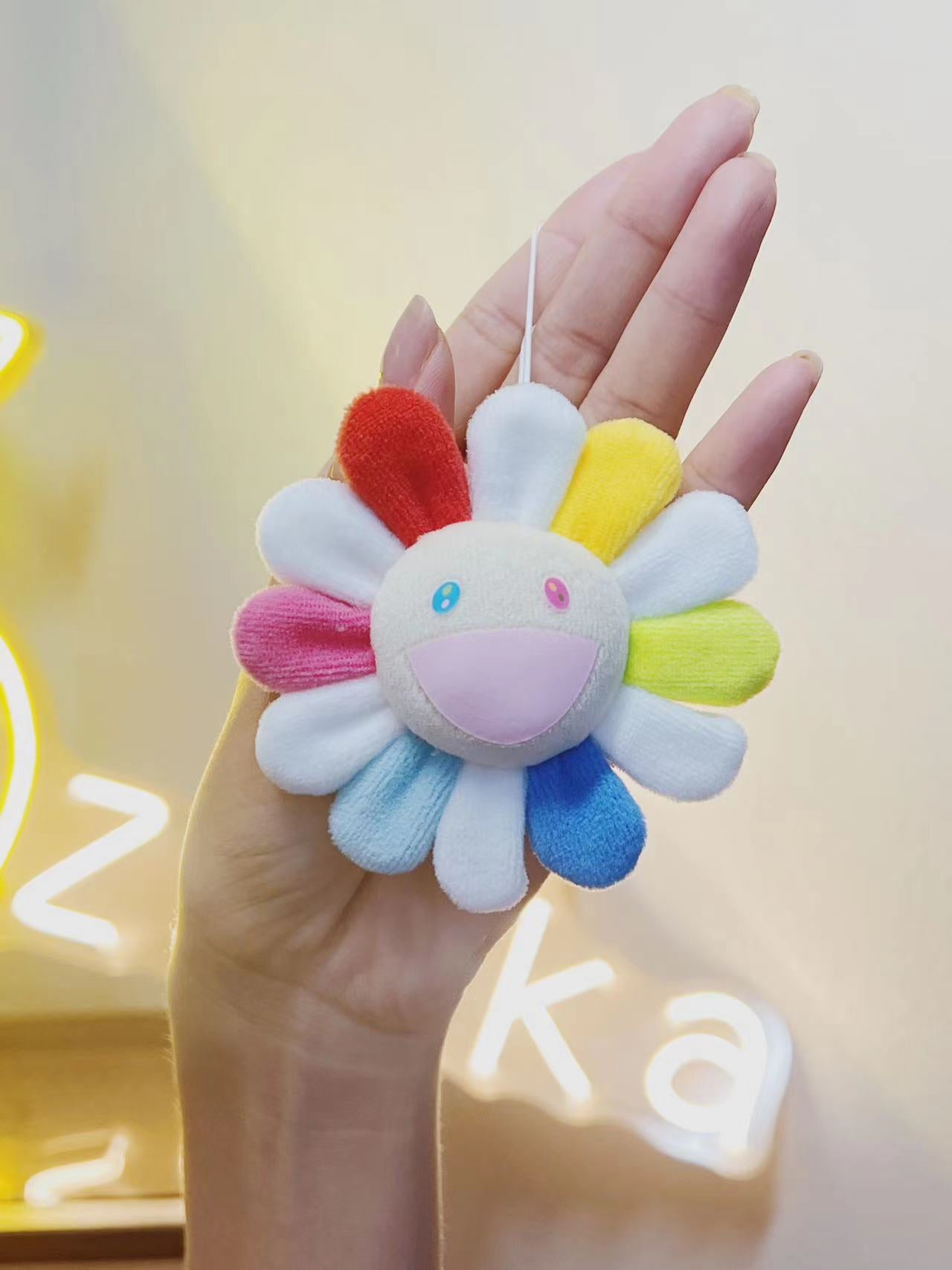 村上隆Takashi Murakami 太阳花 浅色彩虹+粉色嘴 别针款(反面为别针,可别可挂)