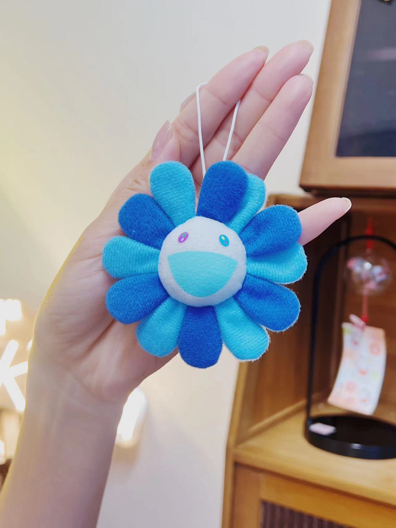 村上隆Takashi Murakami 太阳花 蓝色 别针款(反面为别针,可别可挂)