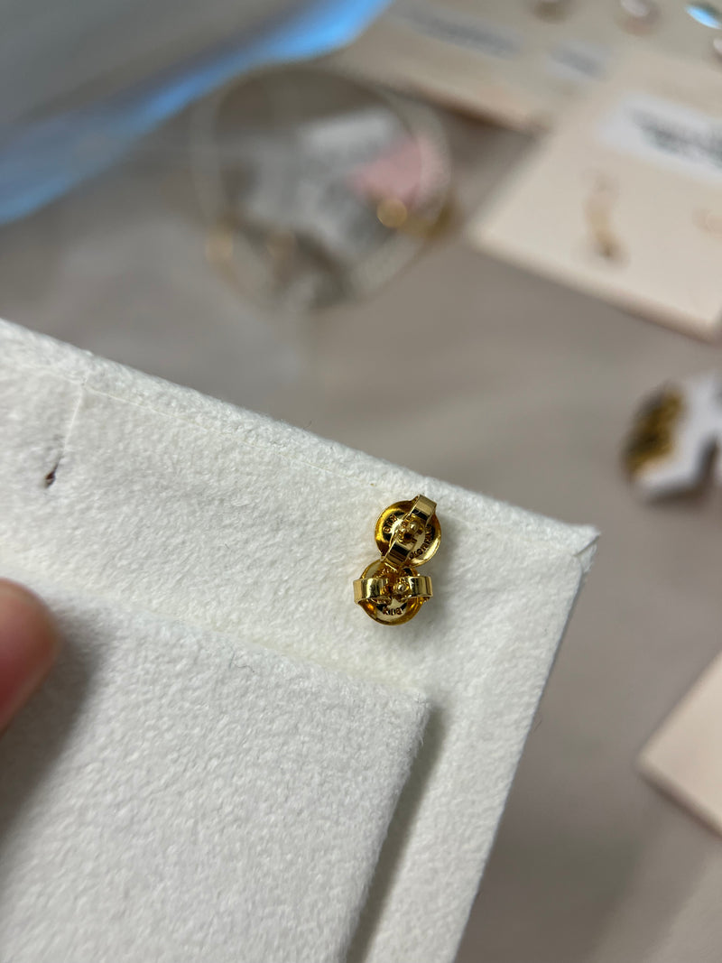 【MIKIMOTO 御木本珍珠】mikimoto耳钉 珠子级别：5.25mm Q2，耳钉拖黄金+耳堵有mikimoto钢印