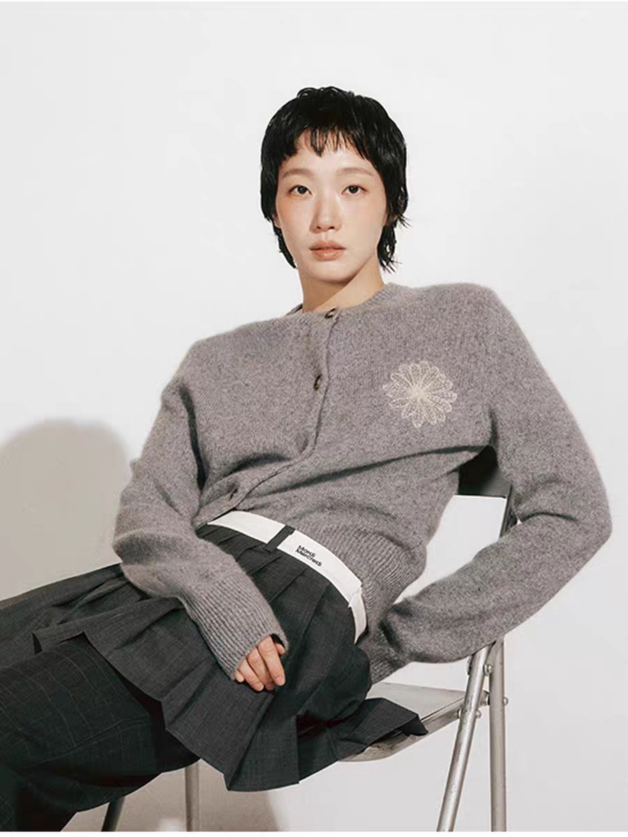 韩国Mardi Mercredi 小雏菊  毛衣 灰色圆领 白色花花