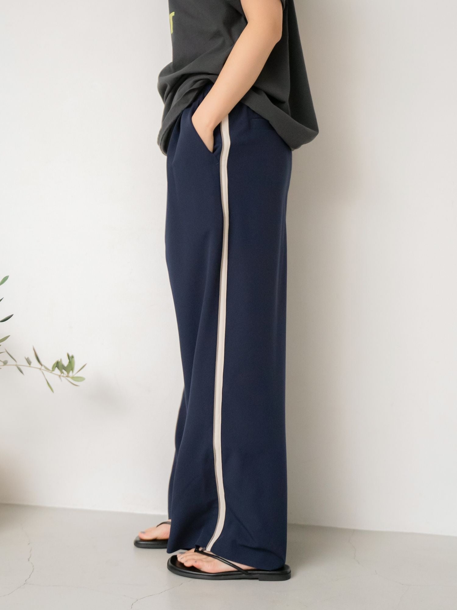 日本ungrid七月新品 侧边竖条休闲裤子