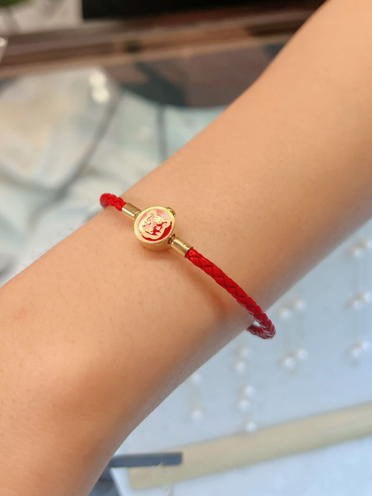 【Riko‘s Fashion accessories】幸运红绳虎头 牛皮钢丝绳 （粗3.3mm，长17cm，不可调开） 梨子手腕围13.5cm 效果实拍