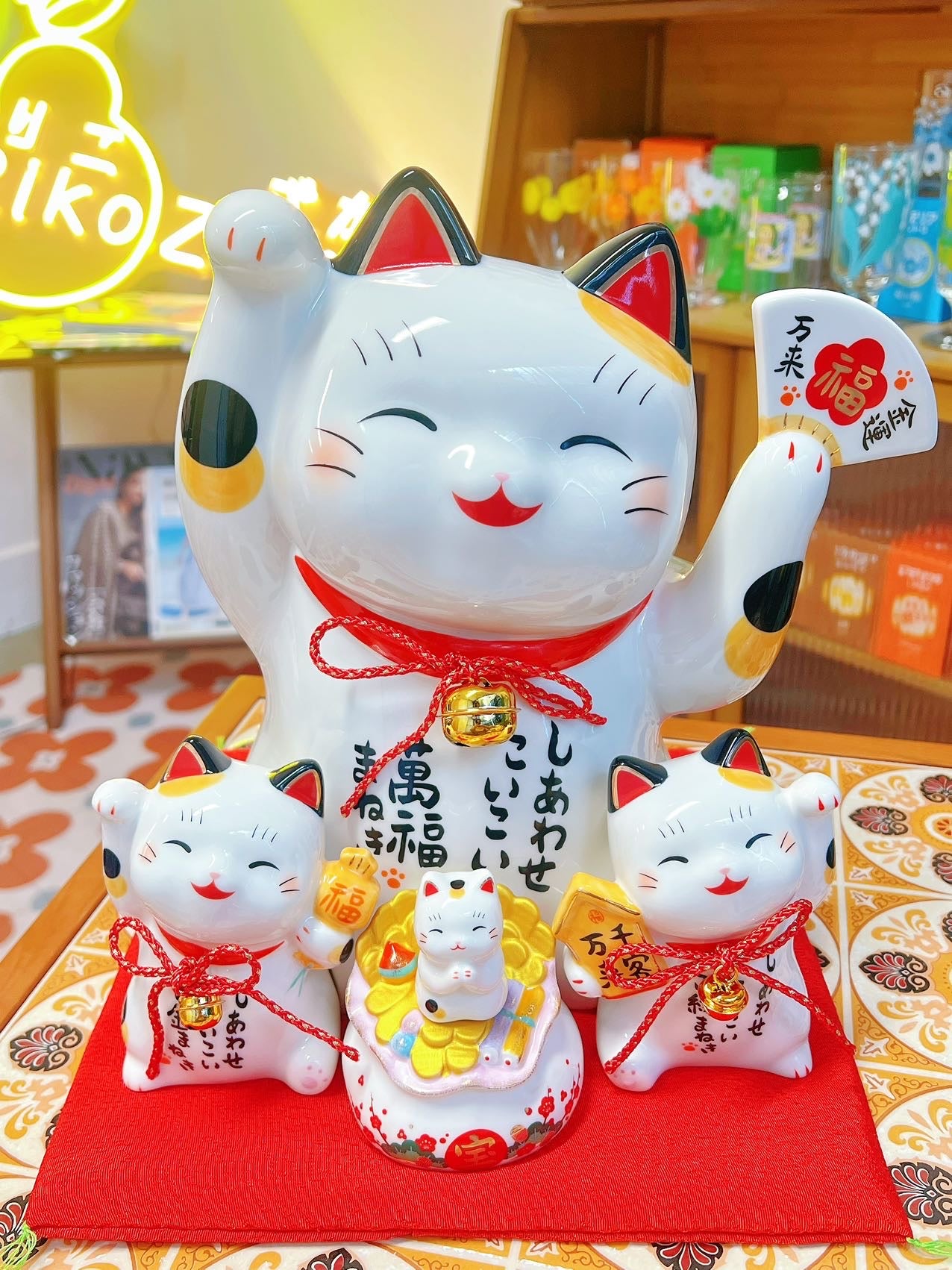 日本 薬師窯 彩绘万福招财猫 千客万来 财运亨通 招财守财 开业乔迁镇宅  储钱罐 高约32cm  #7502