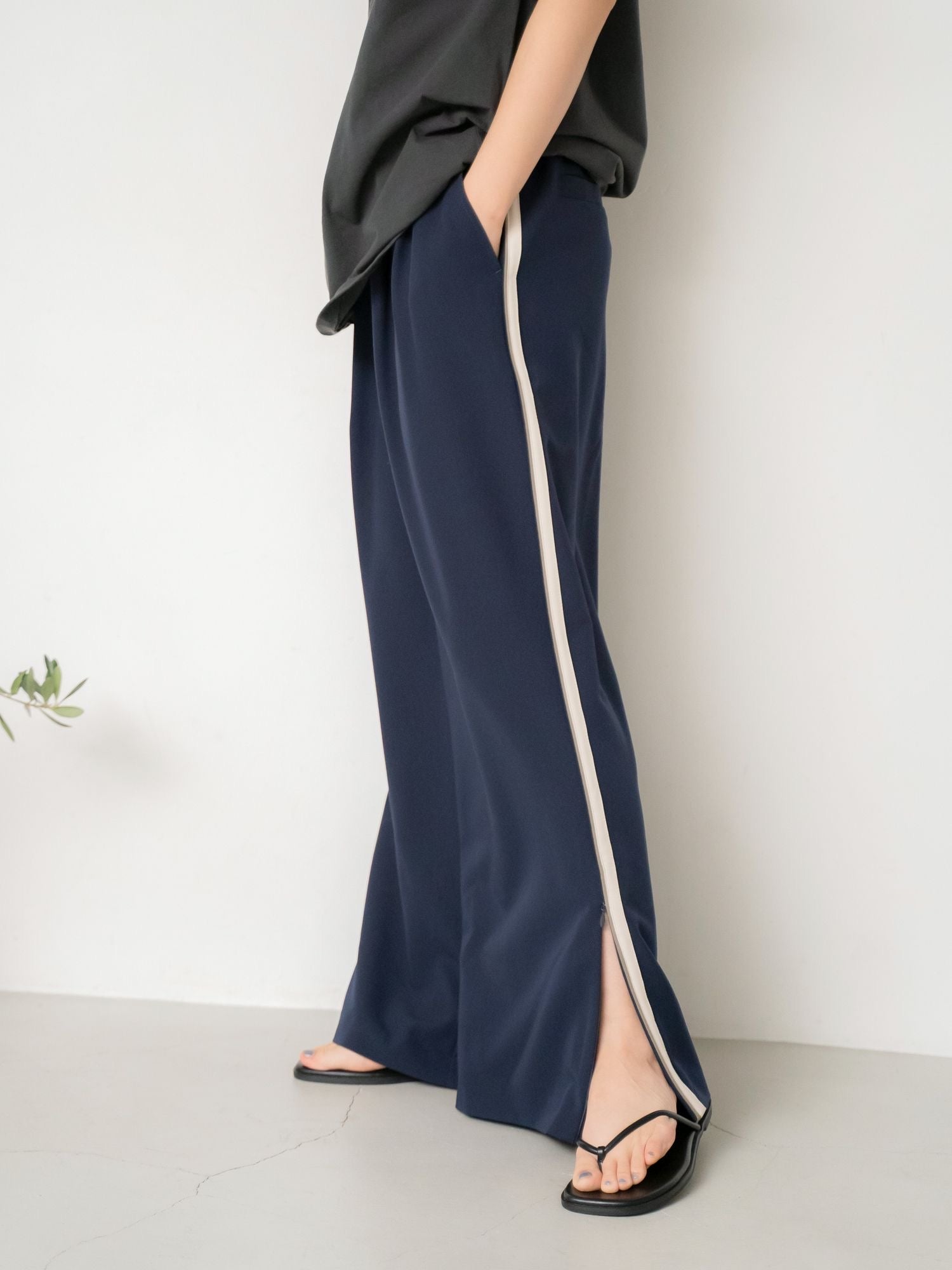 日本ungrid七月新品 侧边竖条休闲裤子