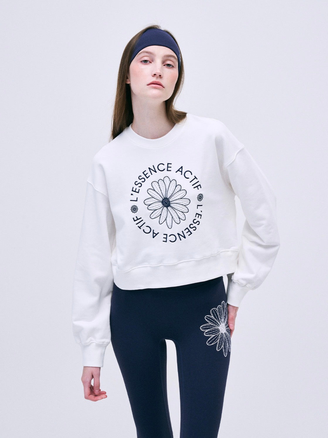 Mardi Mercredi Actif Cropped Sweatshirt Emblem Emboidered Ivory Navy One Size 韩国Actif系列 雏菊刺绣长袖短款卫衣 象牙藏蓝 均码