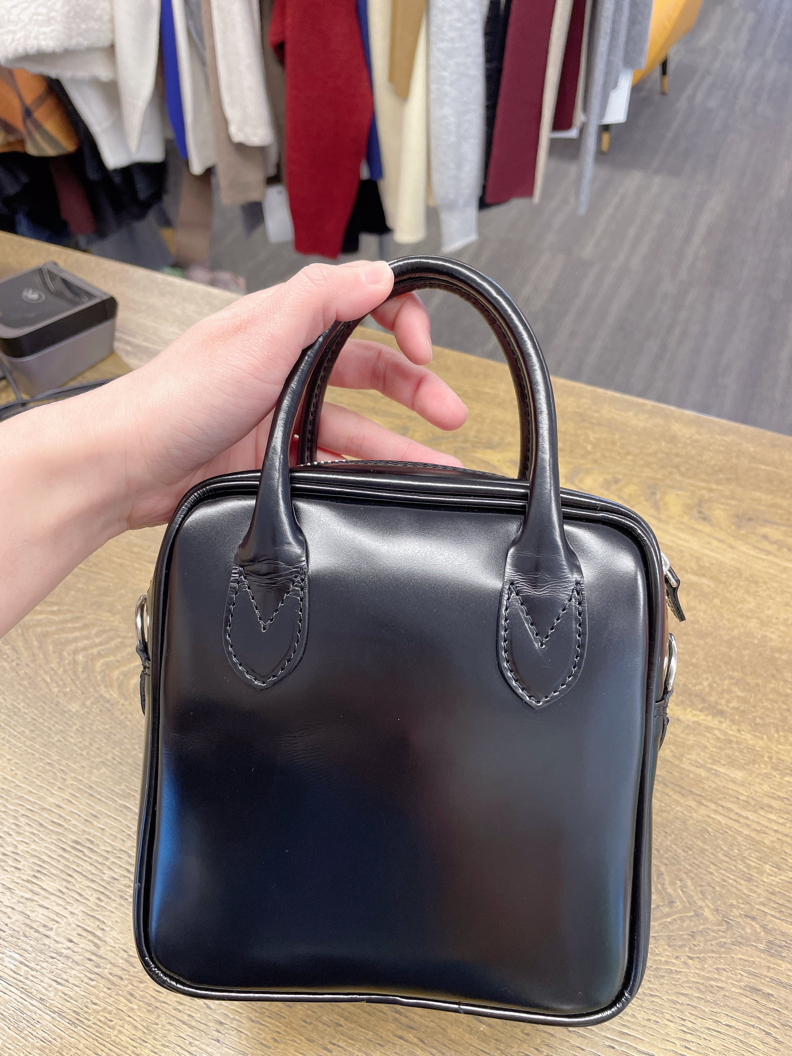 COMME des GARÇONS 川久保玲 青山限定 黑色亮面牛皮斜挎包 尺寸17.5*6*18 cm