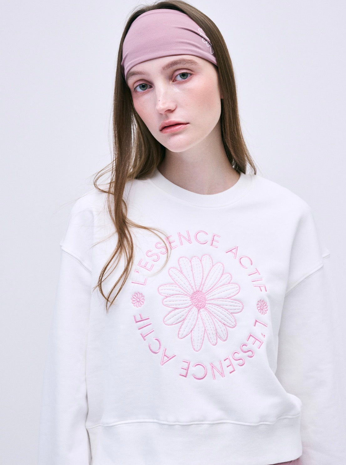 Mardi Mercredi Actif Cropped Sweatshirt Emblem Emboidered Ivory Pink One Size 韩国Actif系列 雏菊刺绣长袖短款卫衣 象牙粉 均码