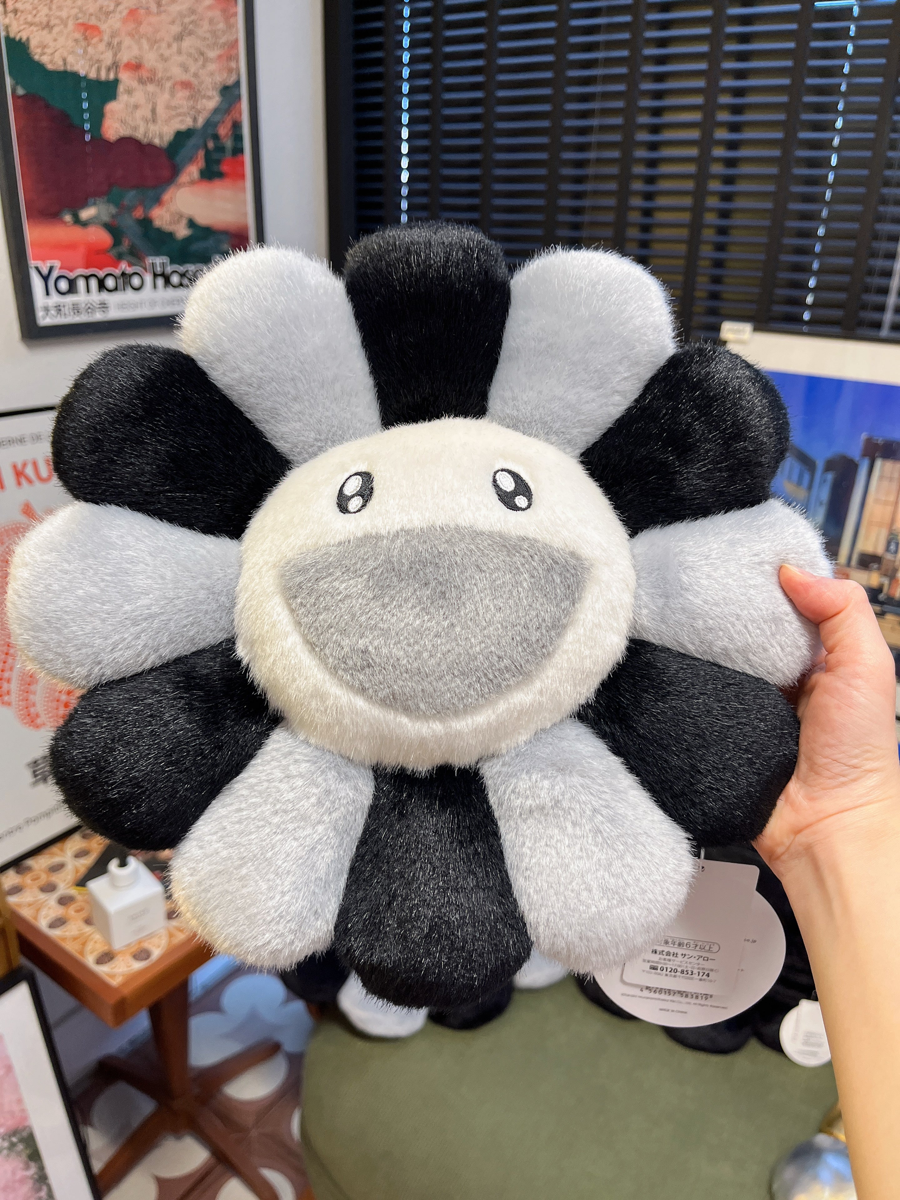 村上隆Takashi Murakami 太阳花抱枕  Flower Cushion   Grey&Black 30cm