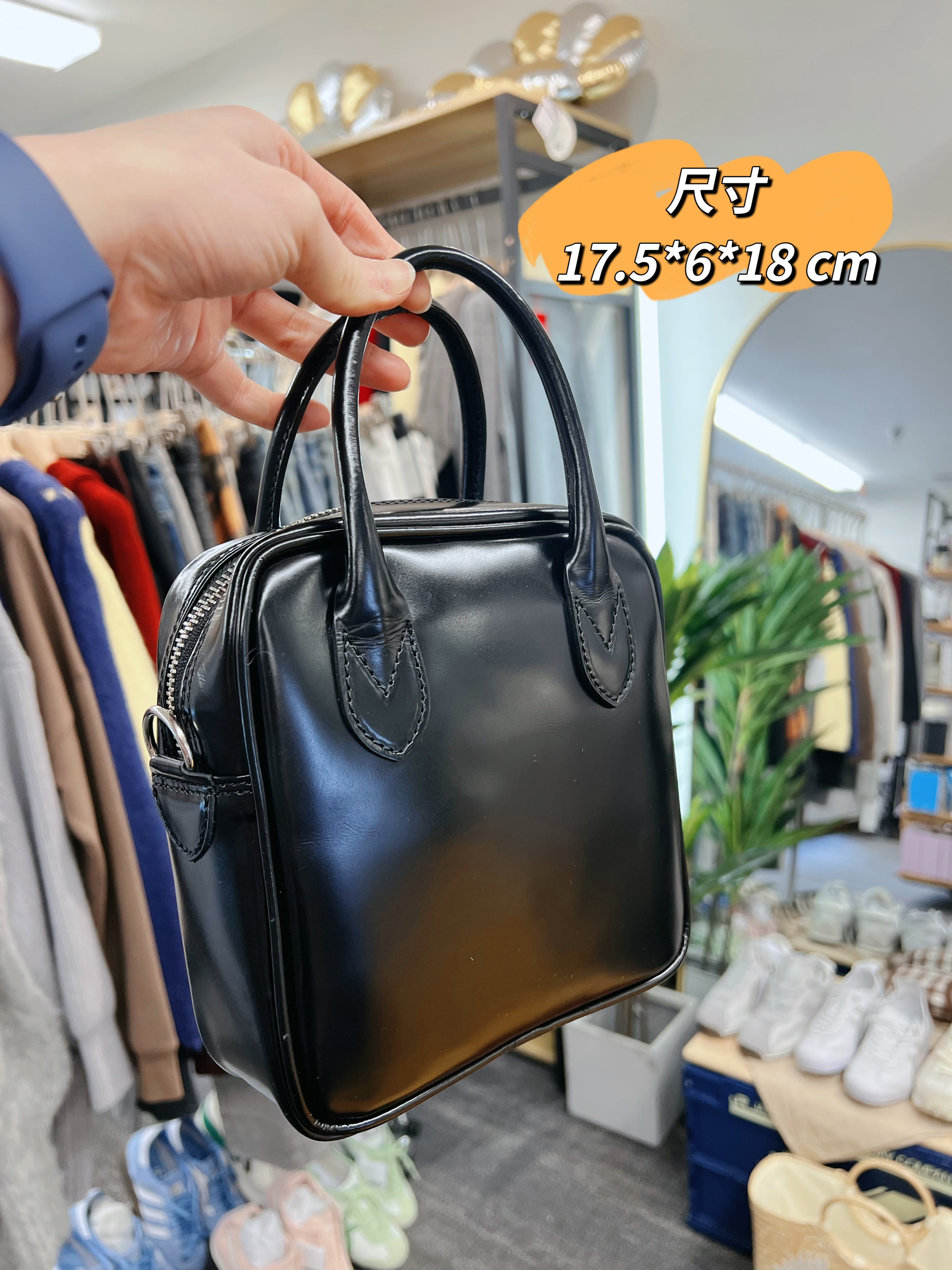 COMME des GARÇONS 川久保玲 青山限定 黑色亮面牛皮斜挎包 尺寸17.5*6*18 cm