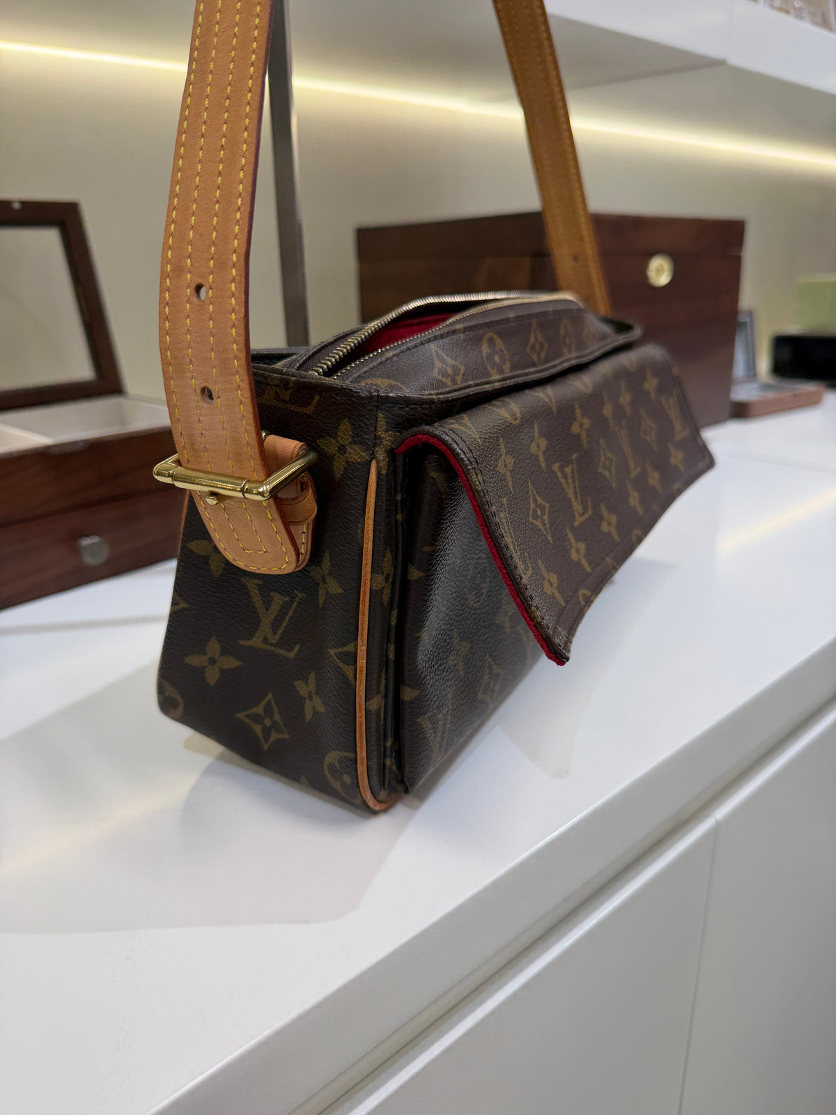 Louis Vuitton -Louis Vuitton Monogram Viva-Cite MM Level: A