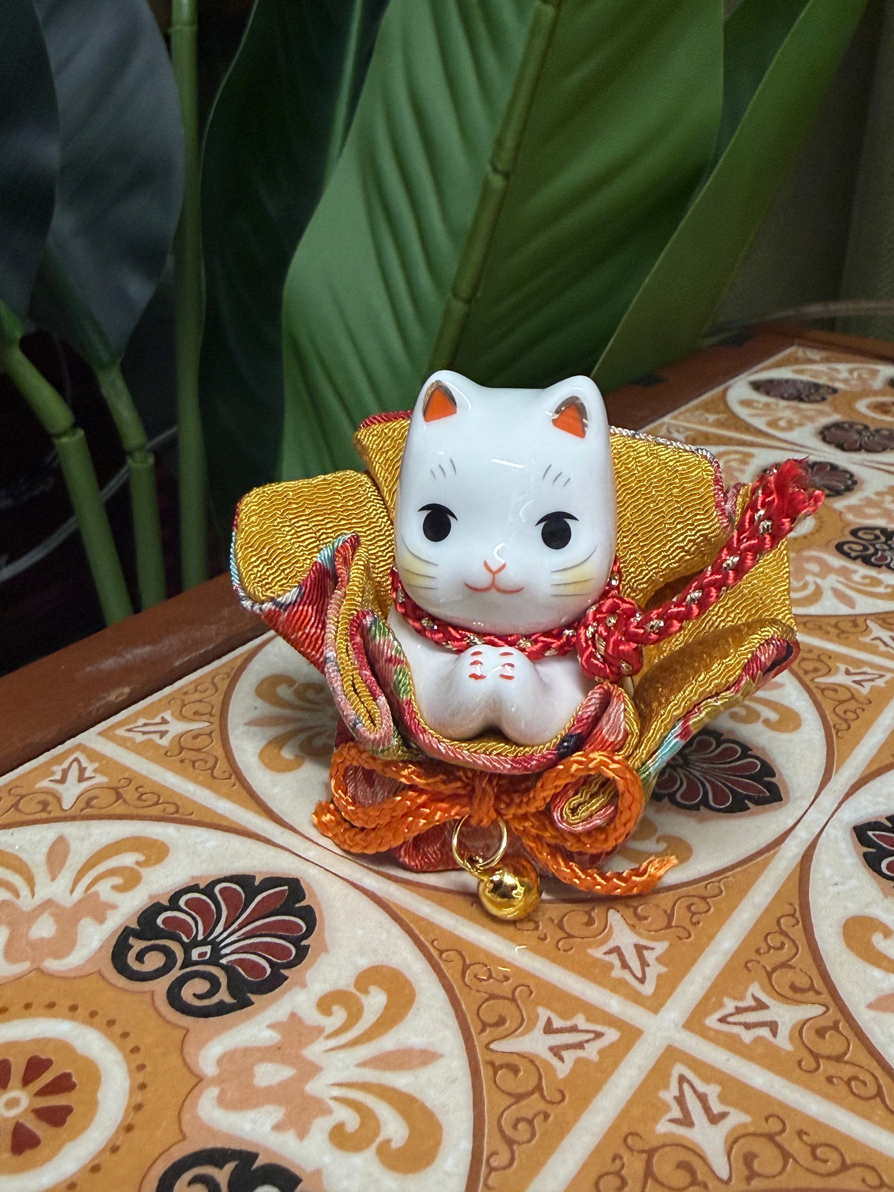 Yakushigama ceramic Meneki Lucky "Please" Cat Fukuhaba Cloth ornament日本 薬師窯 招财猫  彩绘 祈愿福巾  #7289 约高7cm 宽5cm