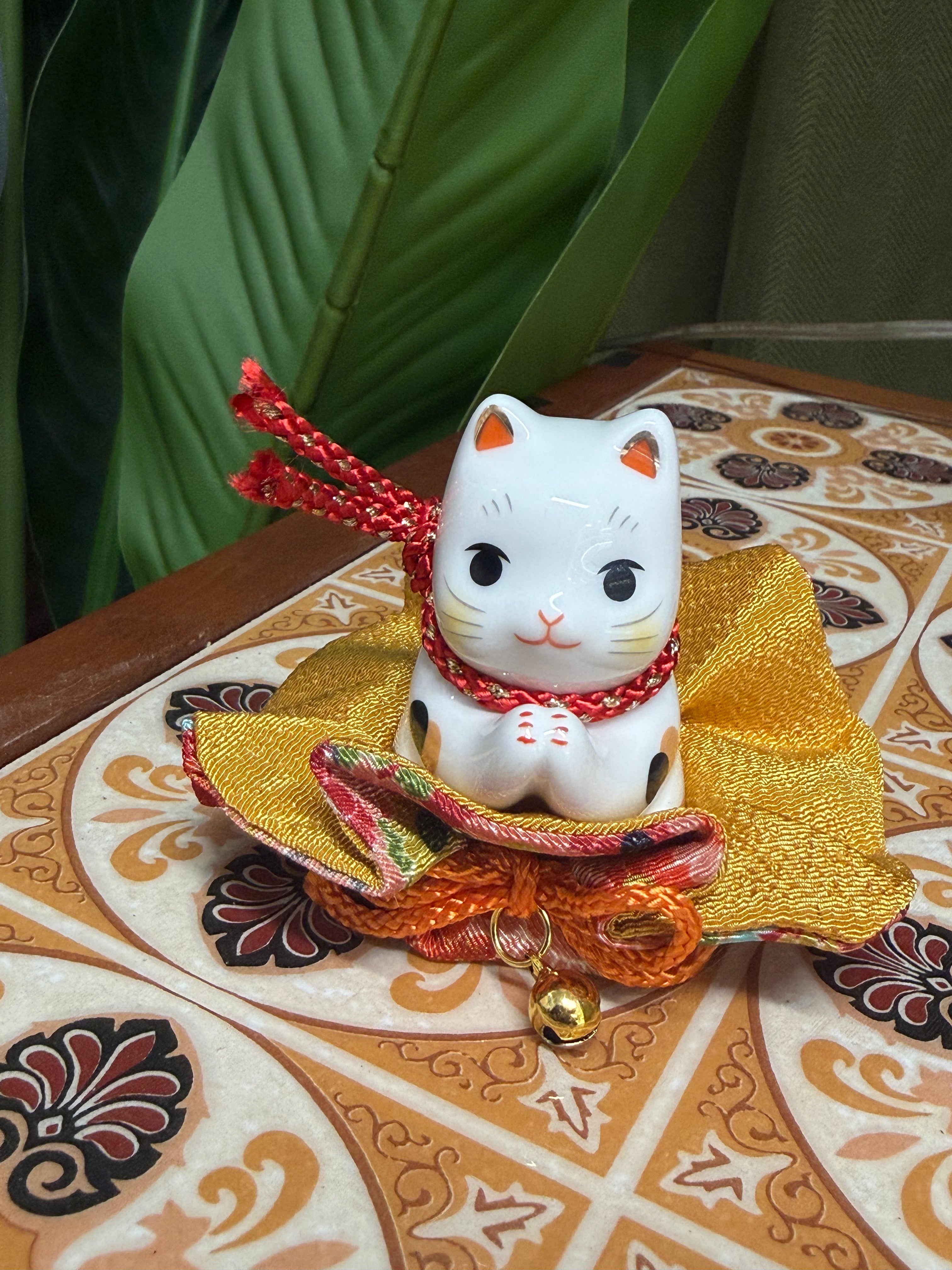 Yakushigama ceramic Meneki Lucky "Please" Cat Fukuhaba Cloth ornament日本 薬師窯 招财猫  彩绘 祈愿福巾  #7289 约高7cm 宽5cm