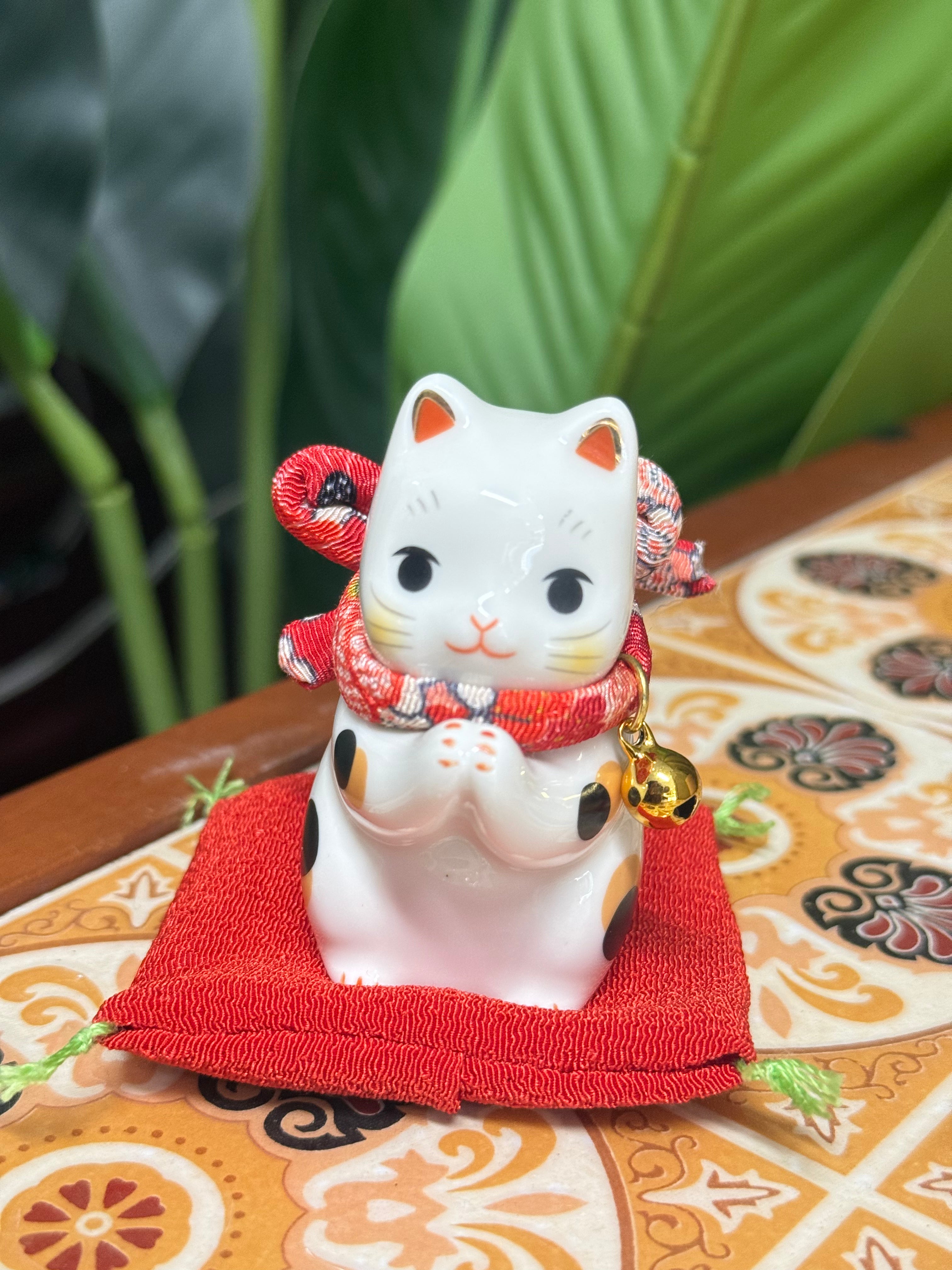Japan Yakushigama ceramic Meneki Lucky "Please" Cat red ribbon ornament 日本 薬師窯 招财猫  彩绘 福福拜托猫  #77649 约高7cm 宽5cm
