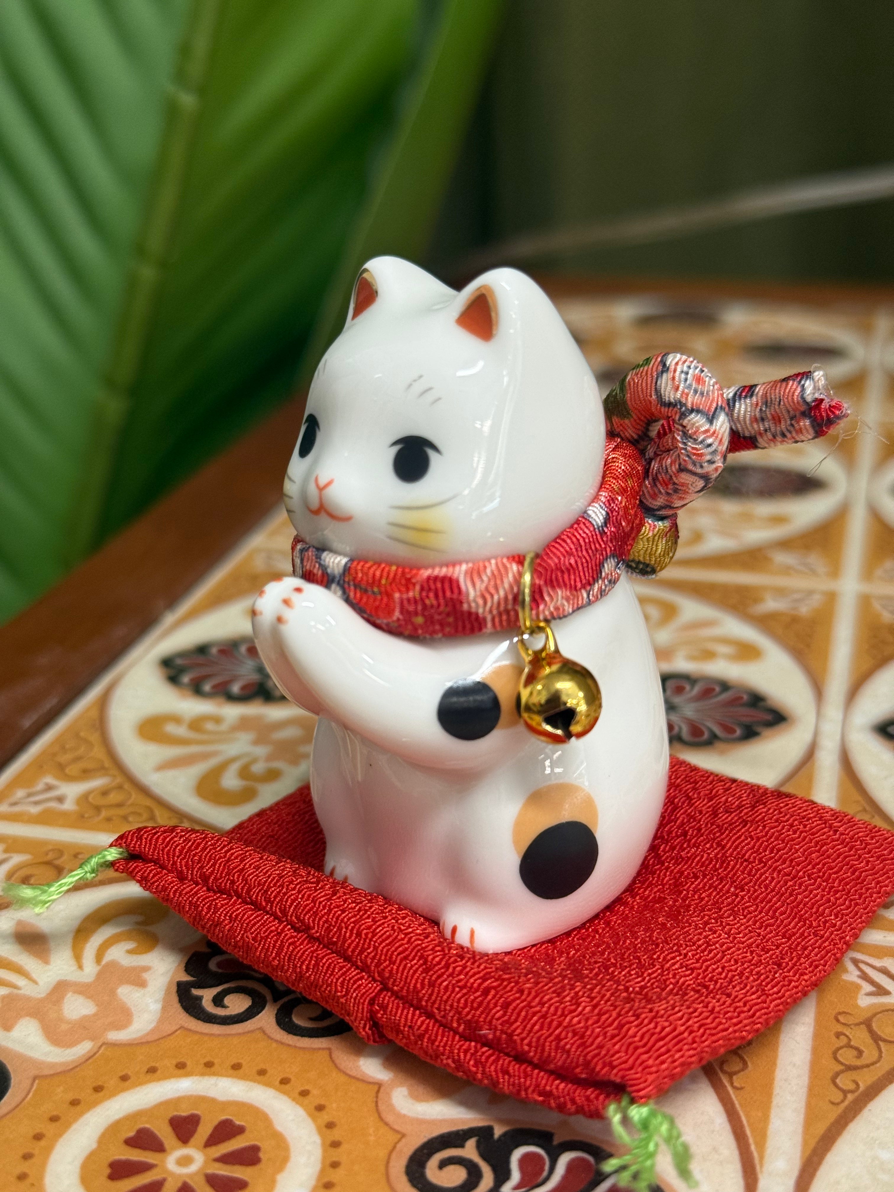 Japan Yakushigama ceramic Meneki Lucky "Please" Cat red ribbon ornament 日本 薬師窯 招财猫  彩绘 福福拜托猫  #77649 约高7cm 宽5cm