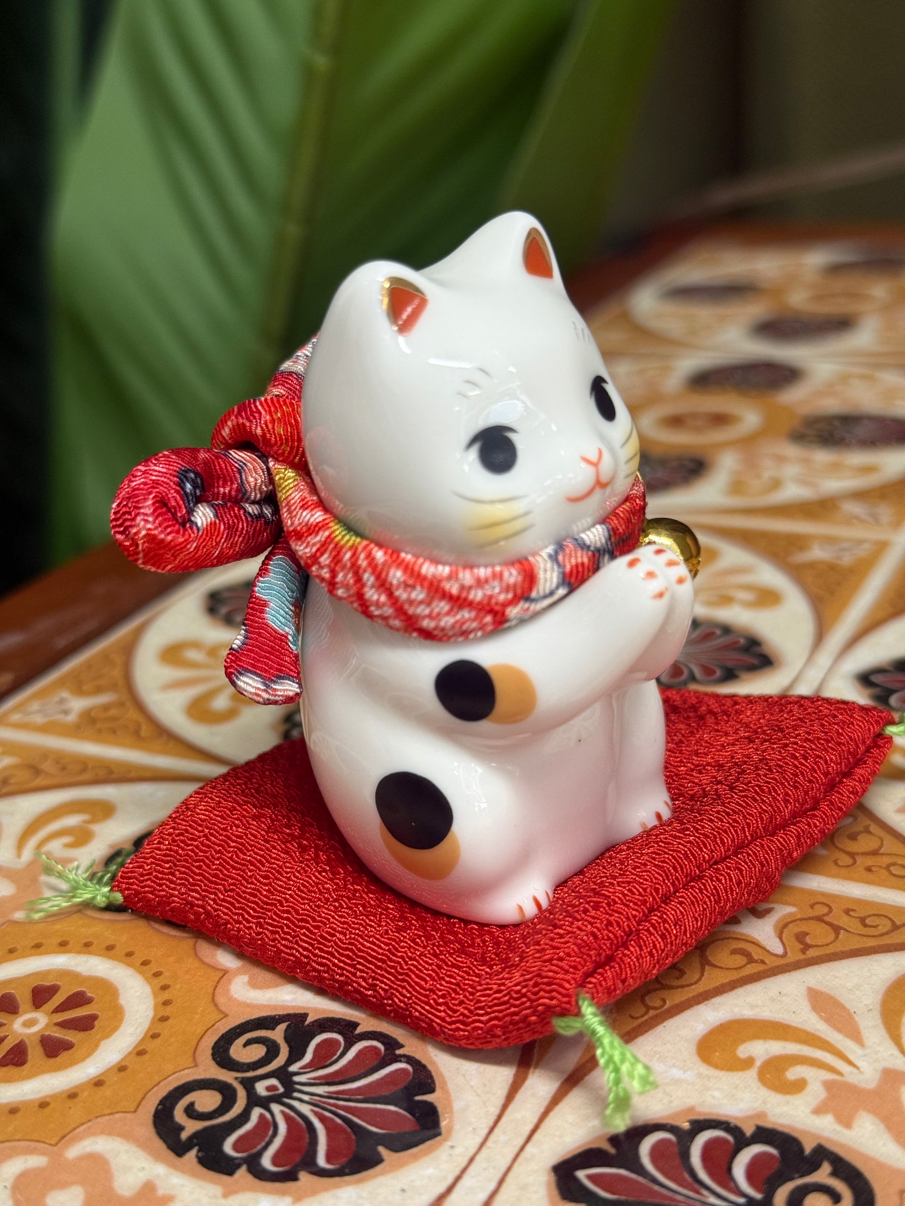 Japan Yakushigama ceramic Meneki Lucky "Please" Cat red ribbon ornament 日本 薬師窯 招财猫  彩绘 福福拜托猫  #77649 约高7cm 宽5cm