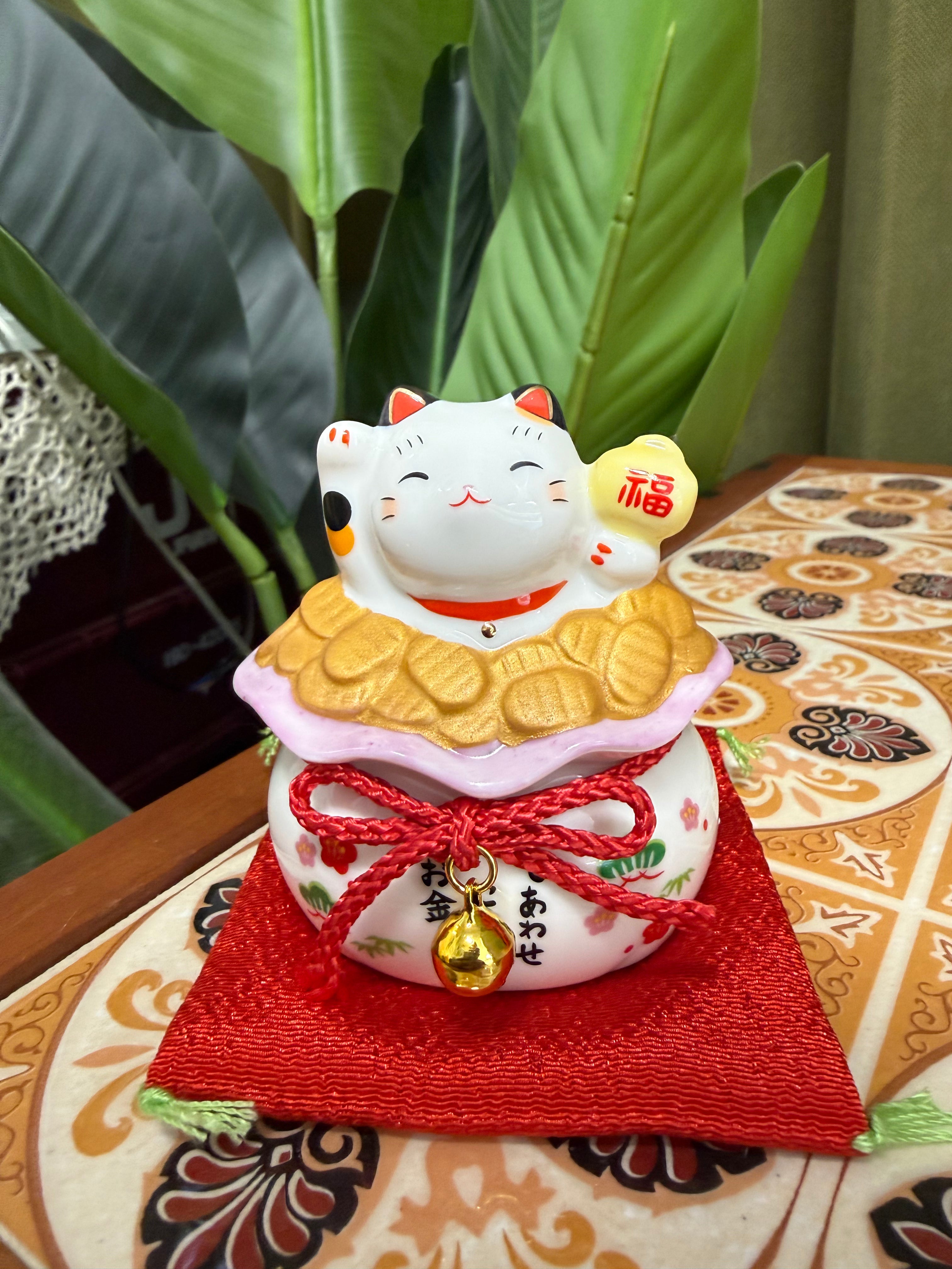 Yakushigama Nishiki Colorful "Enman" Lucky Cat with Treasure Bag 日本 薬師窯 招财猫 彩绘 锦彩圆满宝袋 招财猫#7895 高约7.5cm