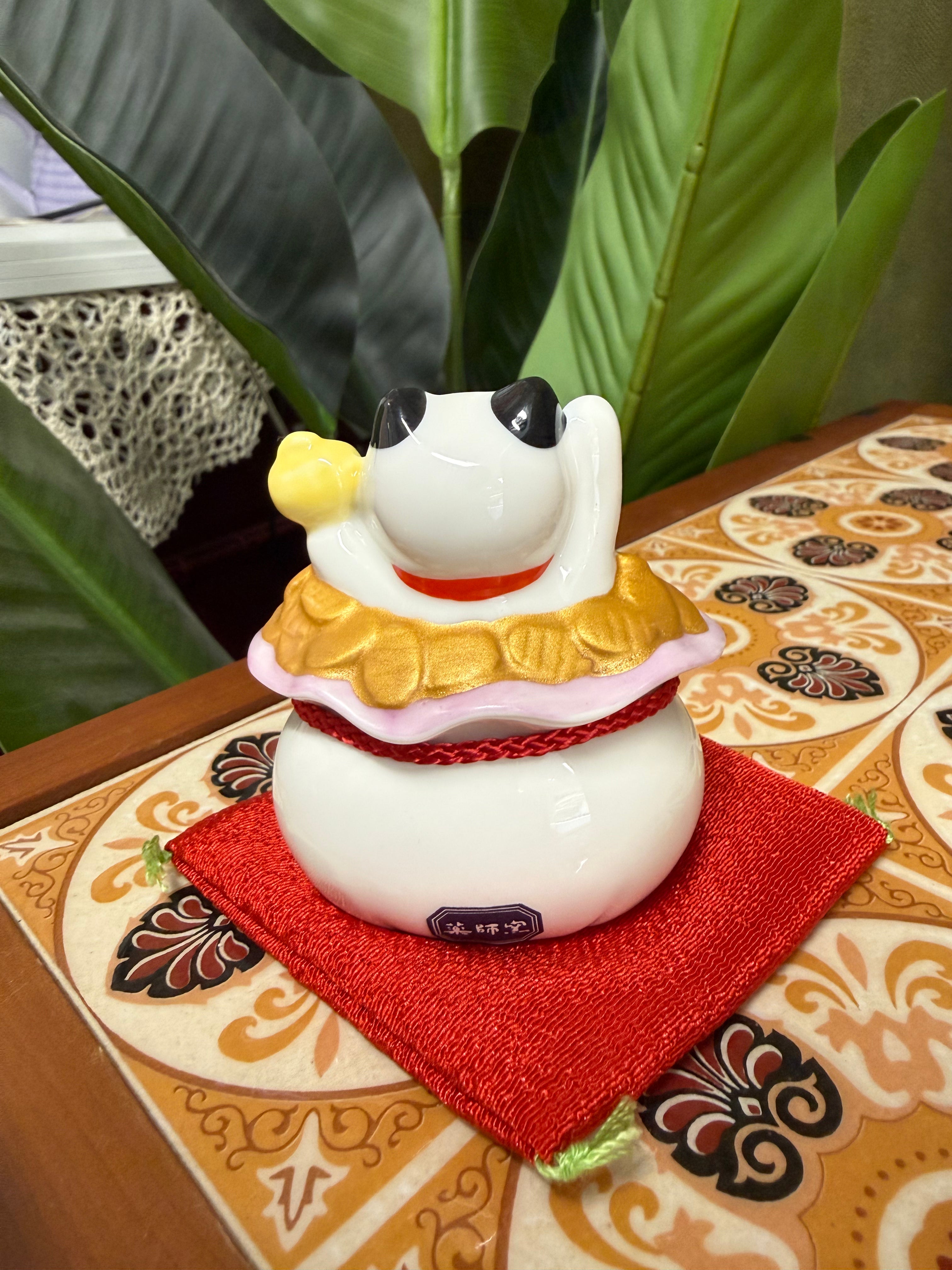 Yakushigama Nishiki Colorful "Enman" Lucky Cat with Treasure Bag 日本 薬師窯 招财猫 彩绘 锦彩圆满宝袋 招财猫#7895 高约7.5cm