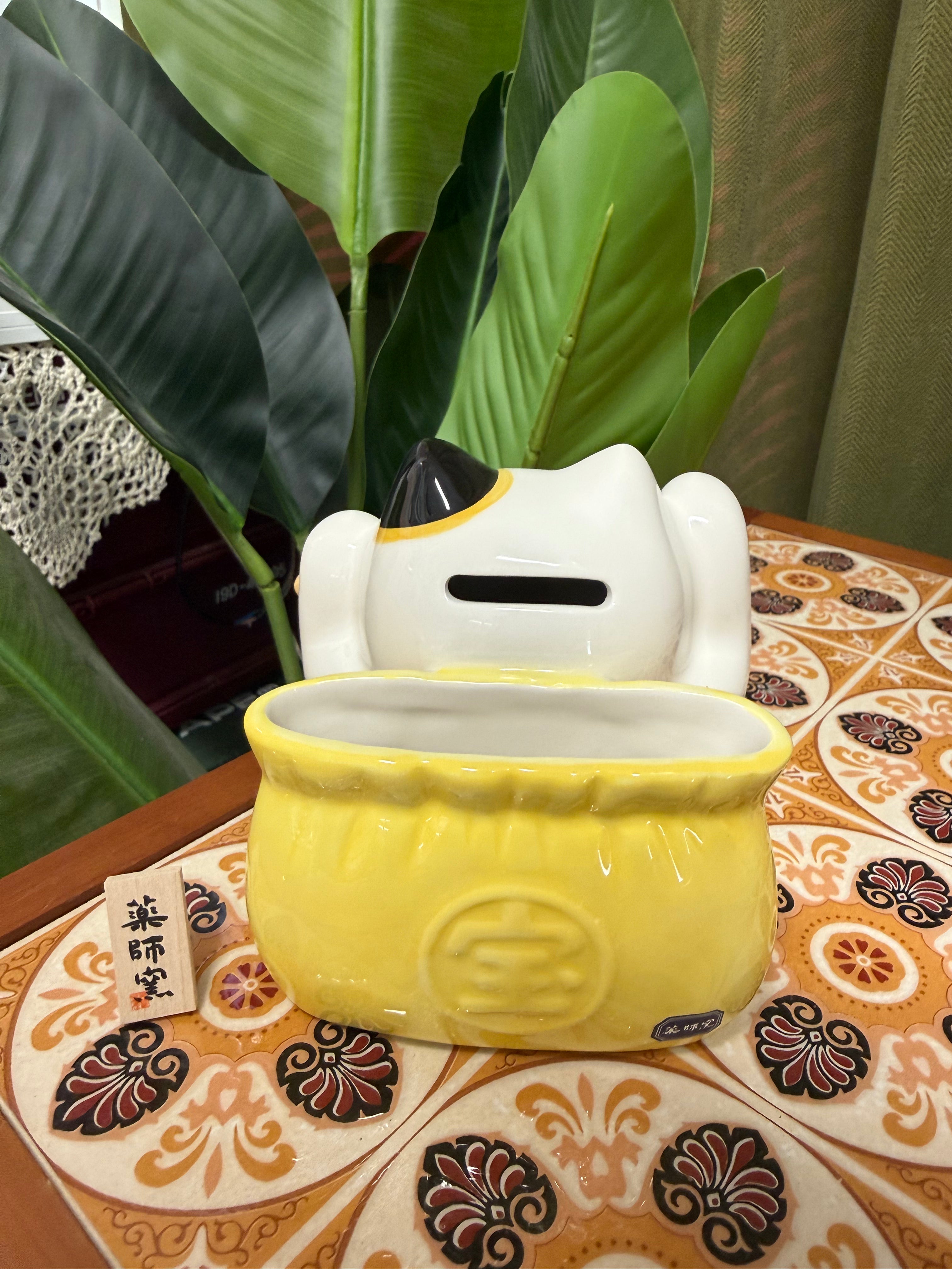 Yakushigama Coloring Bunch Maneki Cat (White) Lottery Piggy Bank日本 薬師窯 招财猫 彩绘 中大奖 招财猫 彩券置物存钱筒（白）#7331 高约11cm