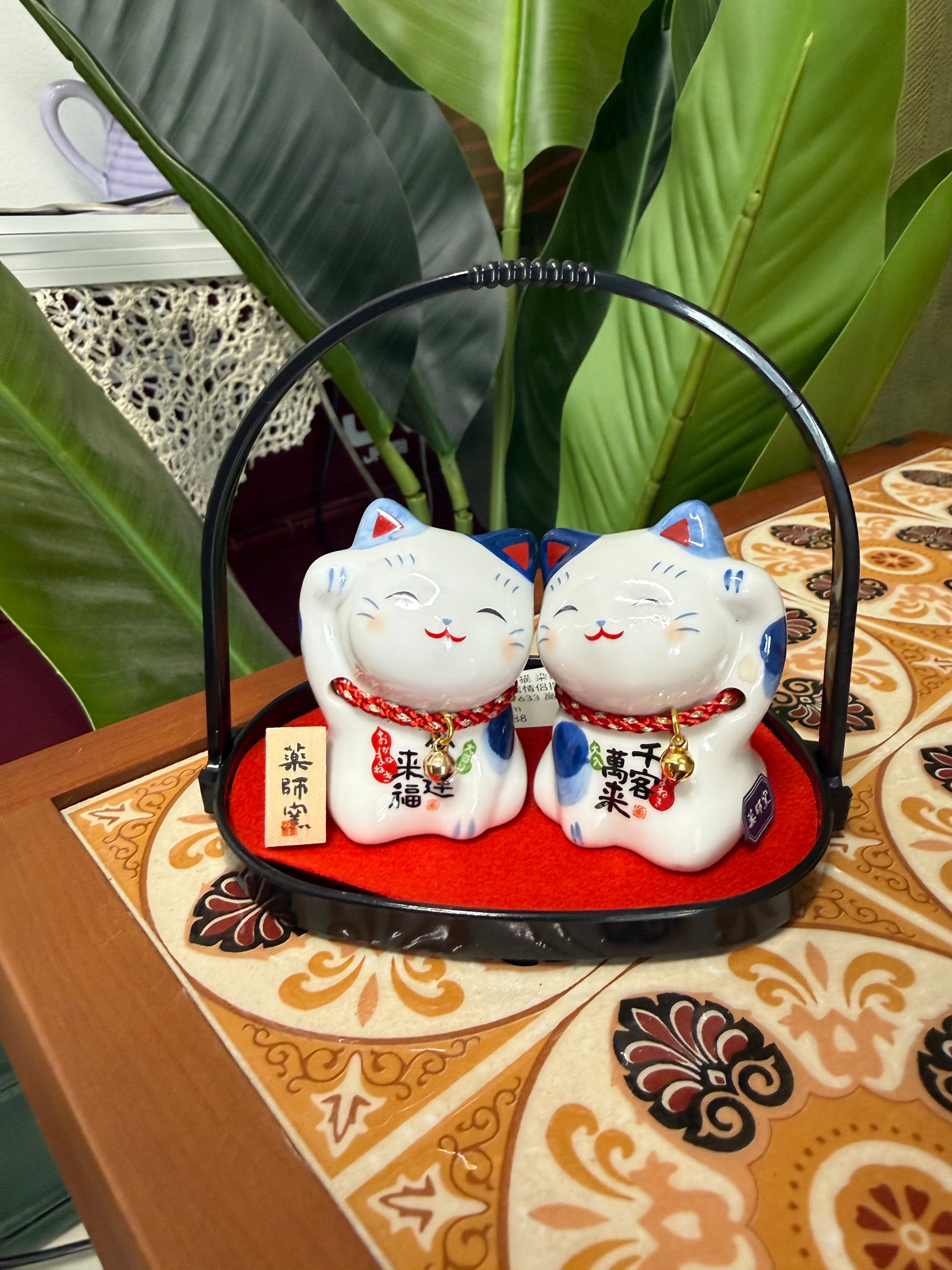 Yakushigama Sometsuke Maneki Neko Lucky Cats with Bell & Basket日本 薬師窯 招财猫 染锦 招财纳福 双猫提篮情侣摆件（对偶款）#7633 高约15cm