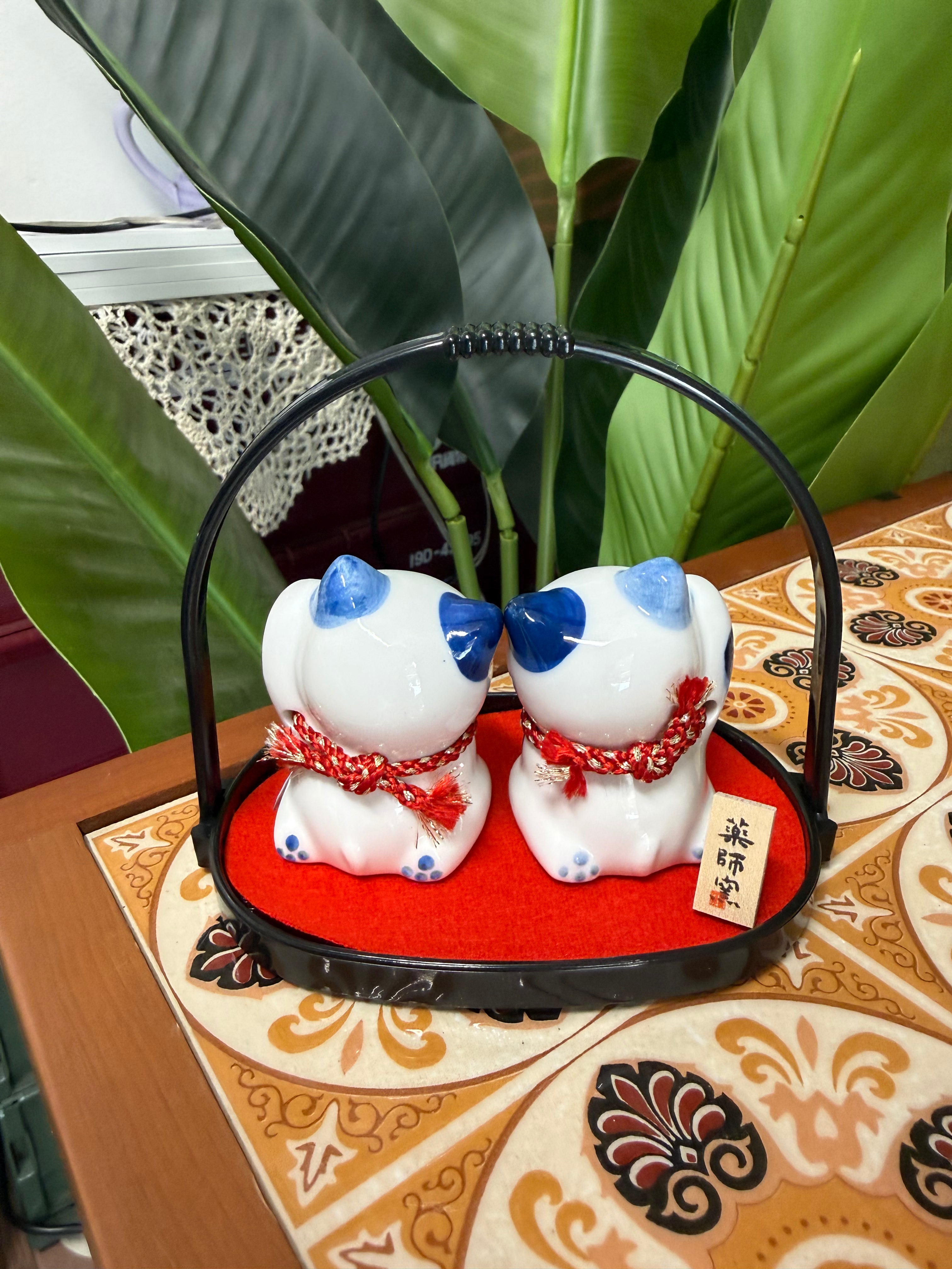 Yakushigama Sometsuke Maneki Neko Lucky Cats with Bell & Basket日本 薬師窯 招财猫 染锦 招财纳福 双猫提篮情侣摆件（对偶款）#7633 高约15cm