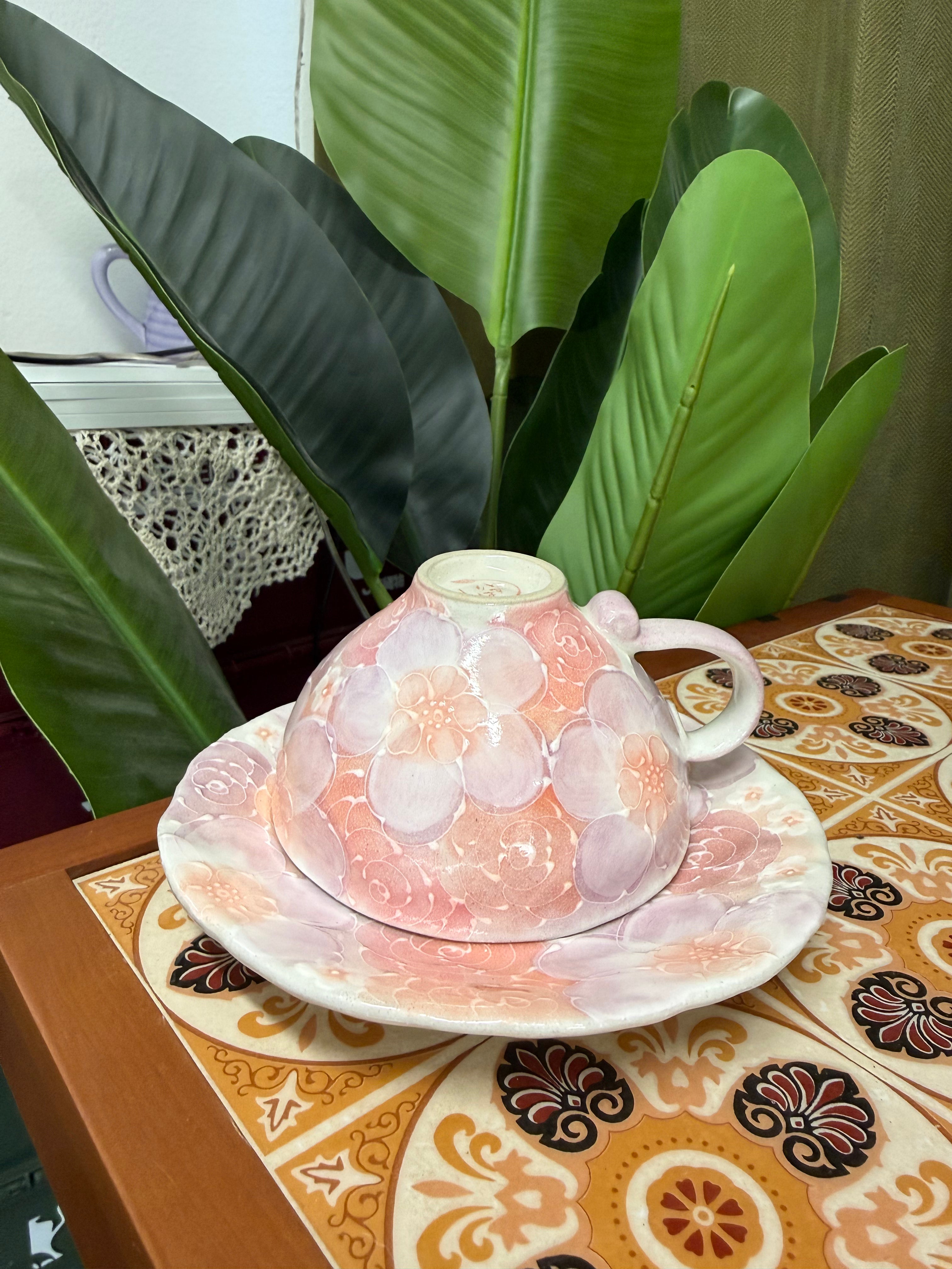 Seto-yaki Kobo Yuzuriha "Yusai Benibana" Hand-painted Coffee Cup and Saucer 日本 濑户烧 工房风花“釉彩红花”手作彩绘陶瓷咖啡杯碟套装 #49173